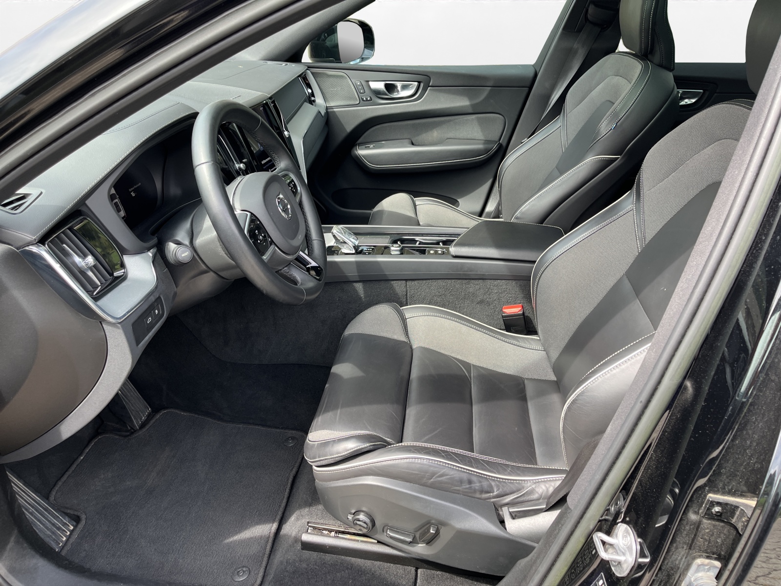 VOLVO XC60 T8 eAWD PluginHybrid Ultimate Dark Geartronic-image-8