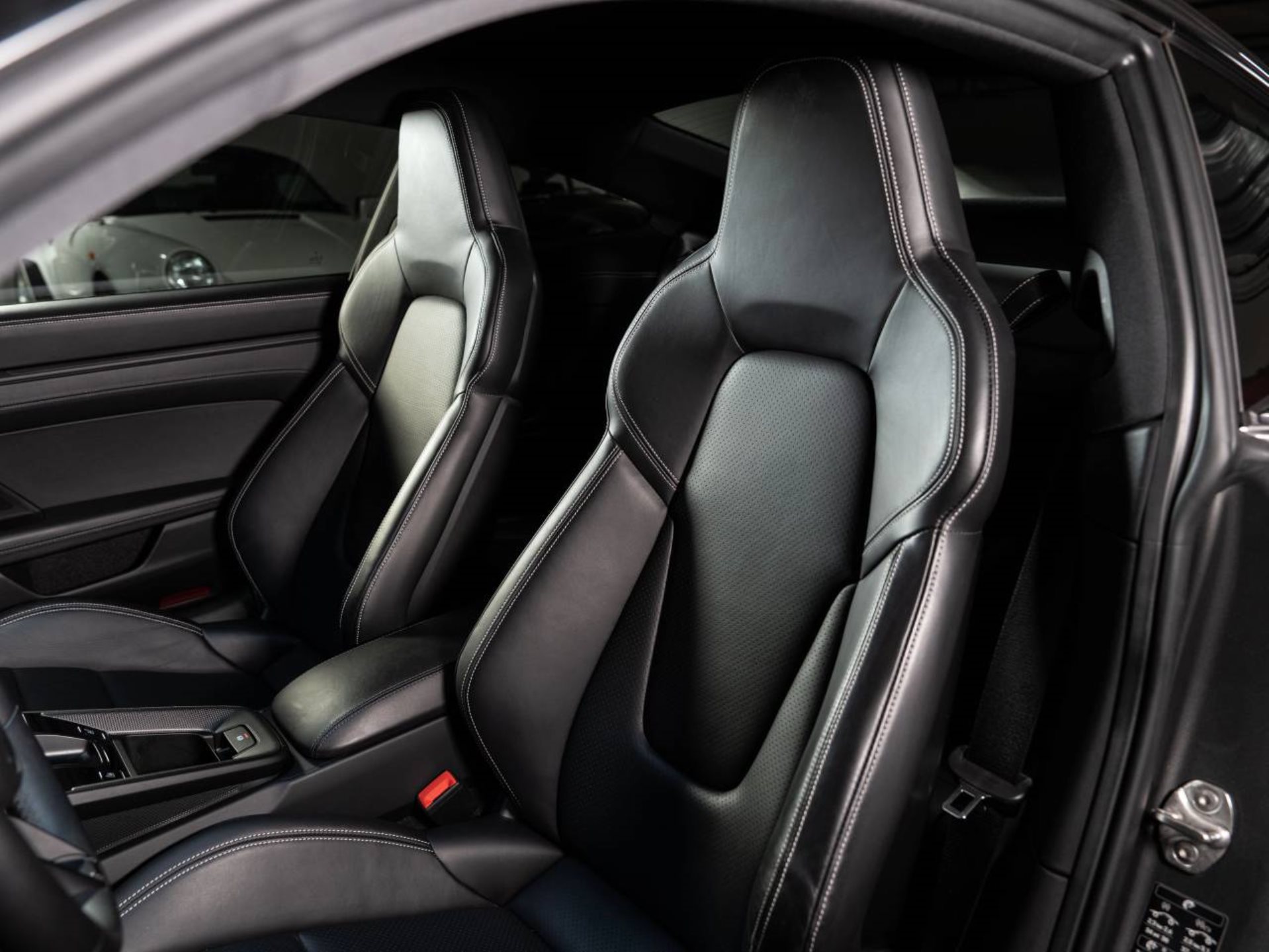 PORSCHE 911 Carrera 4 GTS-image-4