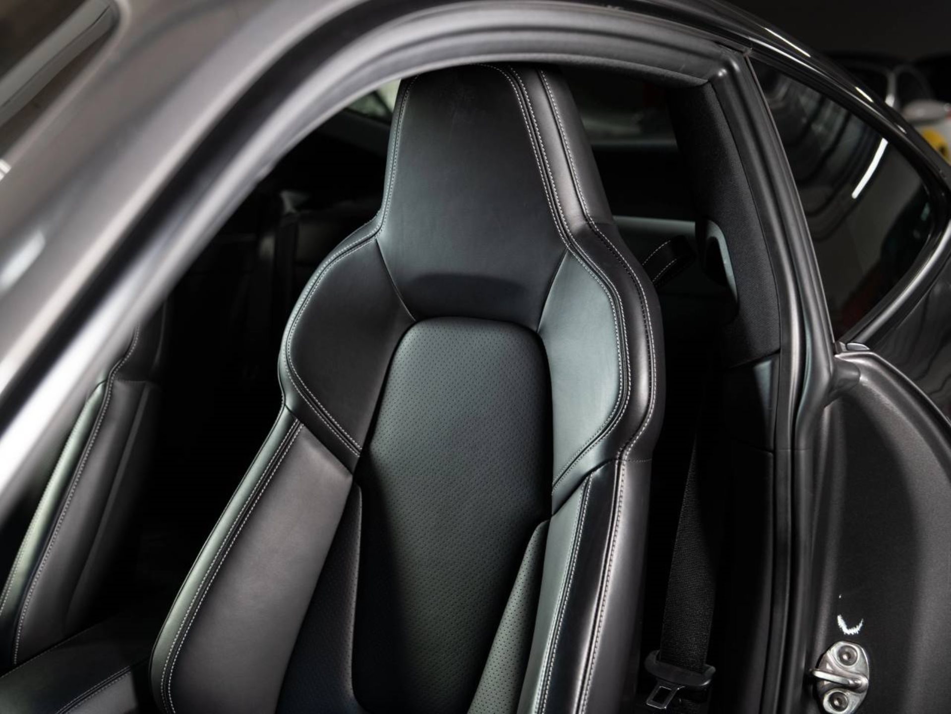 PORSCHE 911 Carrera 4 GTS-image-13