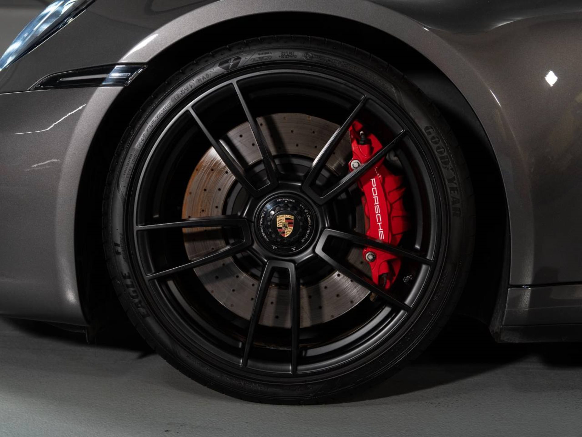 PORSCHE 911 Carrera 4 GTS-image-18