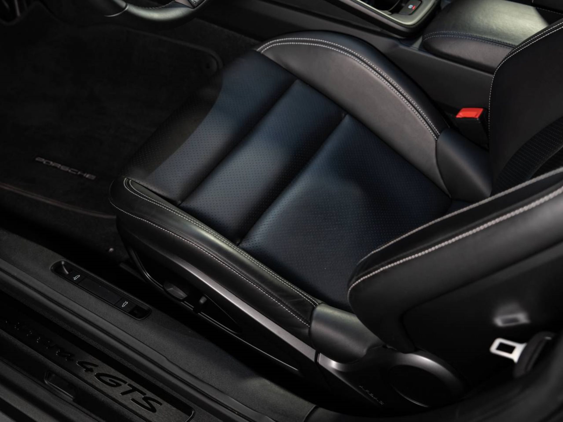 PORSCHE 911 Carrera 4 GTS-image-14