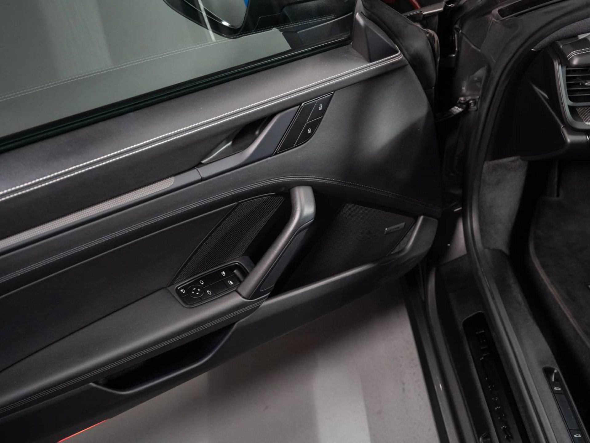 PORSCHE 911 Carrera 4 GTS-image-15