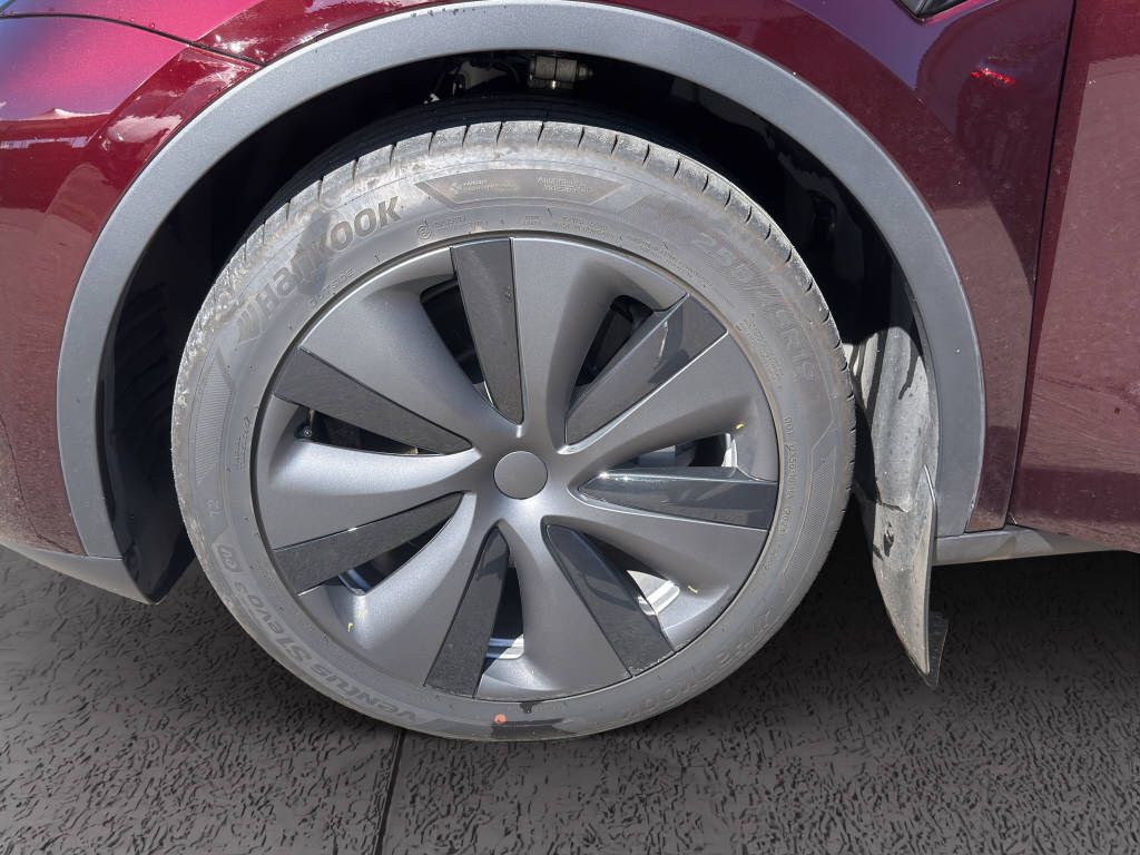 TESLA Model Y Long Range D 4x4-image-15