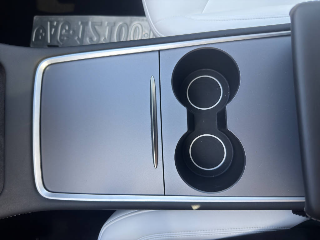 TESLA Model Y Long Range D 4x4-image-11