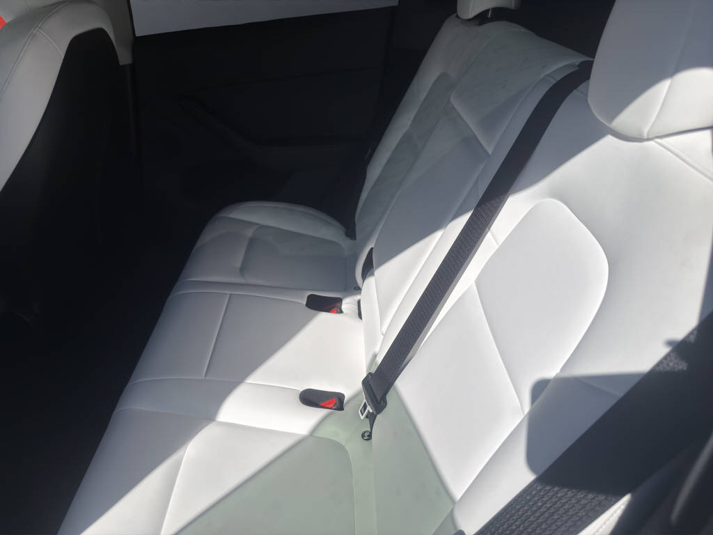 TESLA Model Y Long Range D 4x4-image-9
