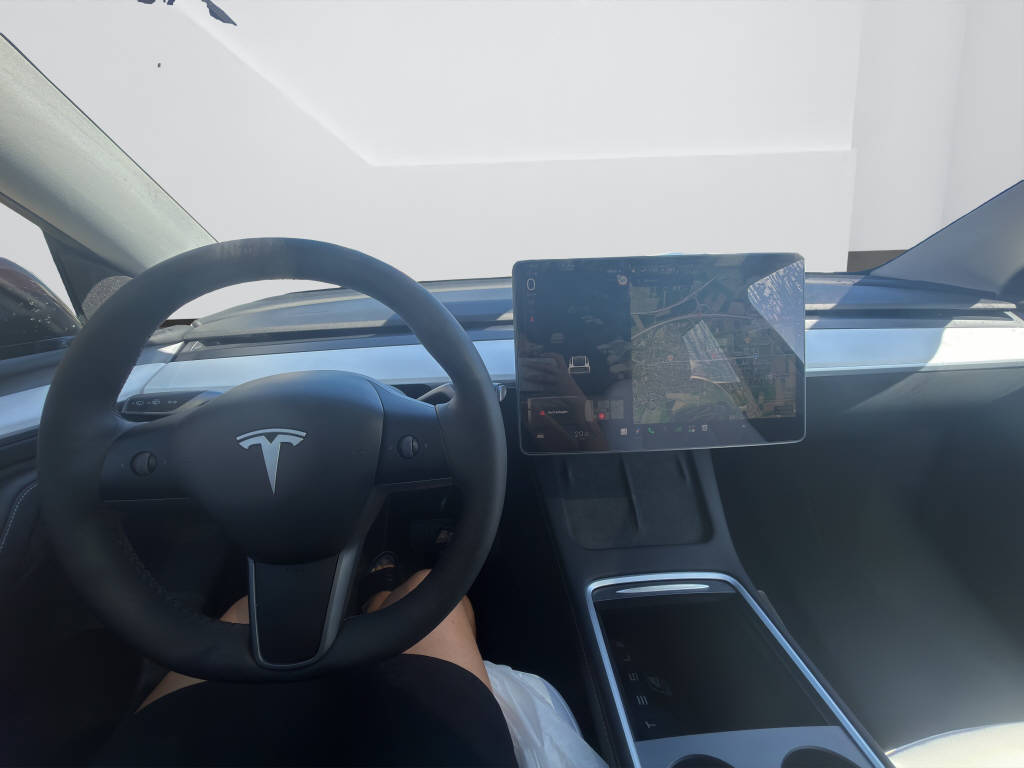 TESLA Model Y Long Range D 4x4-image-10