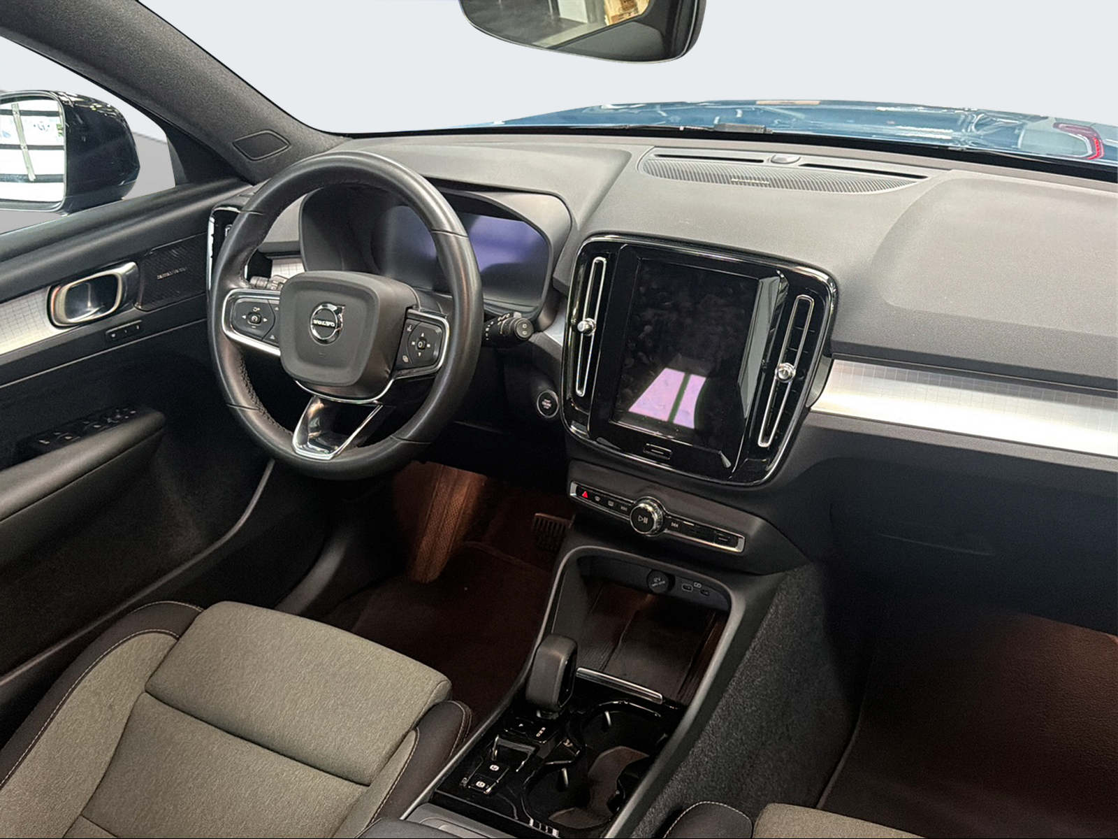 VOLVO XC40 2.0 B5 MH Plus Dark AWD-image-14
