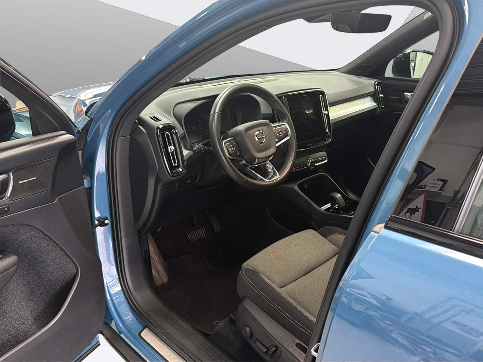 VOLVO XC40 2.0 B5 MH Plus Dark AWD-image-10