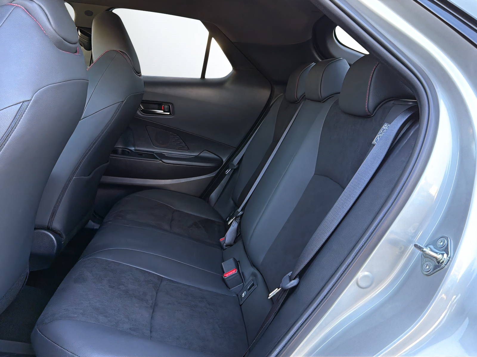 TOYOTA C-HR 2.0 HSD CVT GR Sport Premiere 4WD-image-8