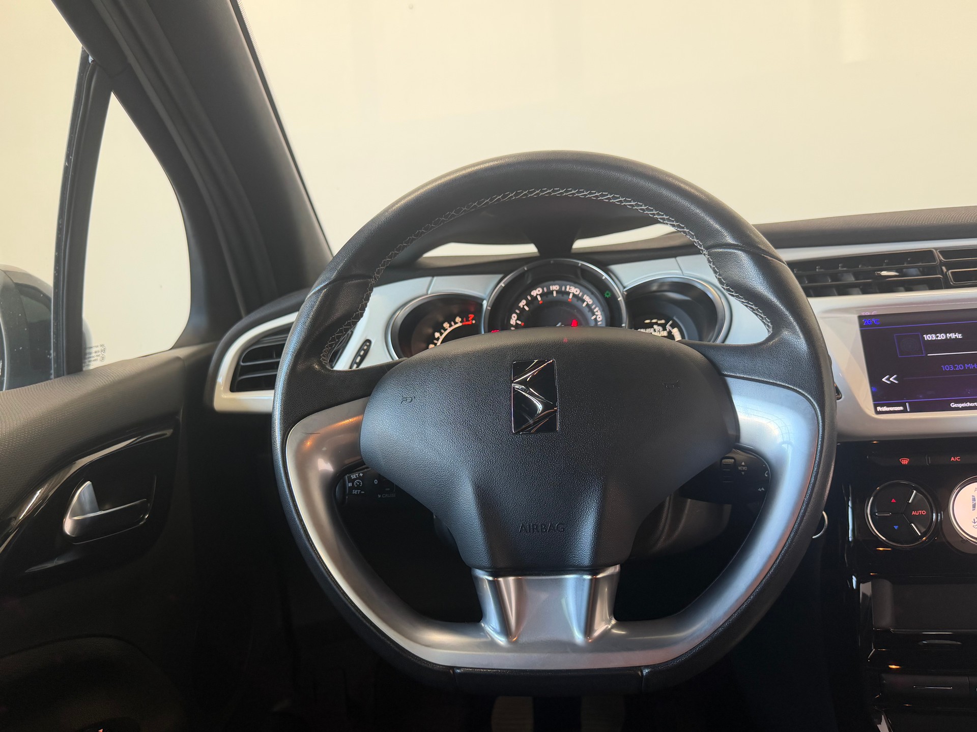 DS AUTOMOBILES DS 3 1.2 PureTech SO Chic-image-12