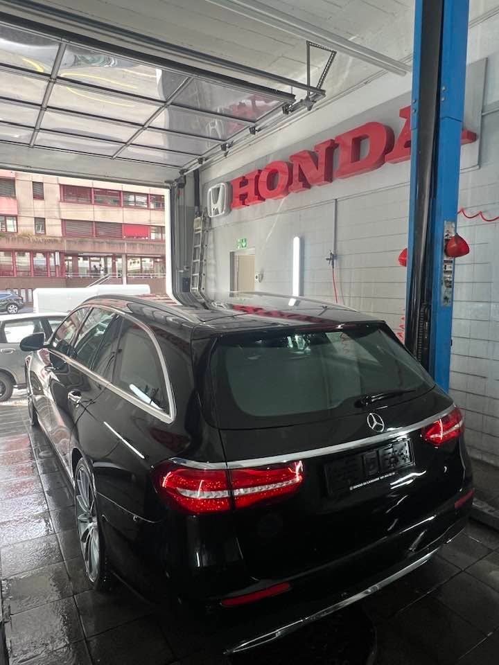 MERCEDES-BENZ E 220 d Swiss Star AMG Line 4Matic 9G-Tronic-image-2
