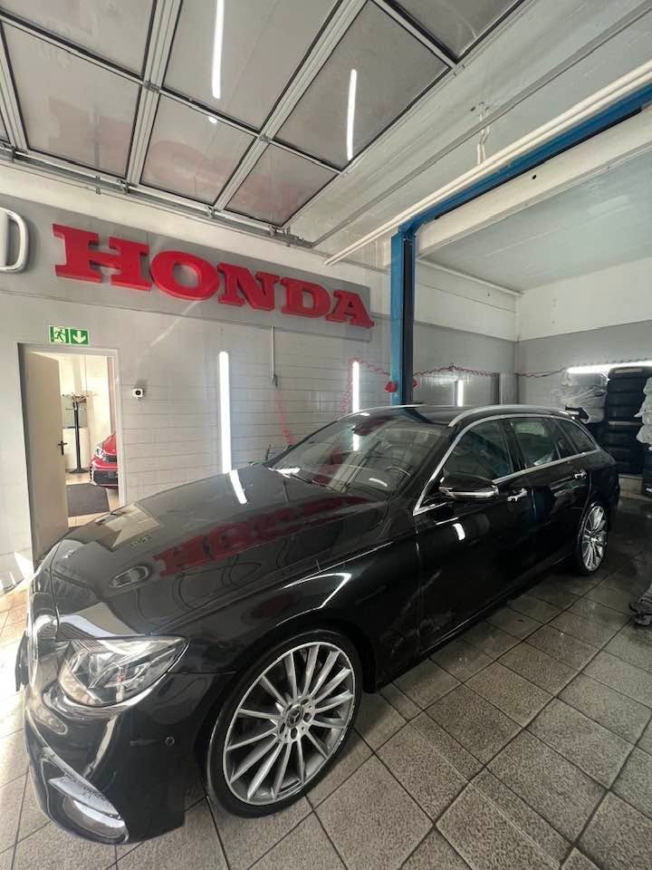 MERCEDES-BENZ E 220 d Swiss Star AMG Line 4Matic 9G-Tronic-image-6