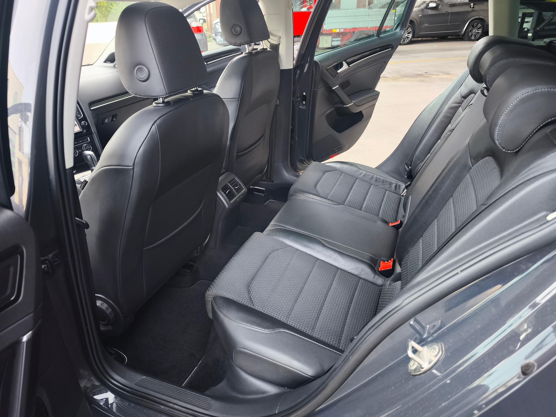 VW Golf Variant 1.4 TSI Highline DSG-image-8