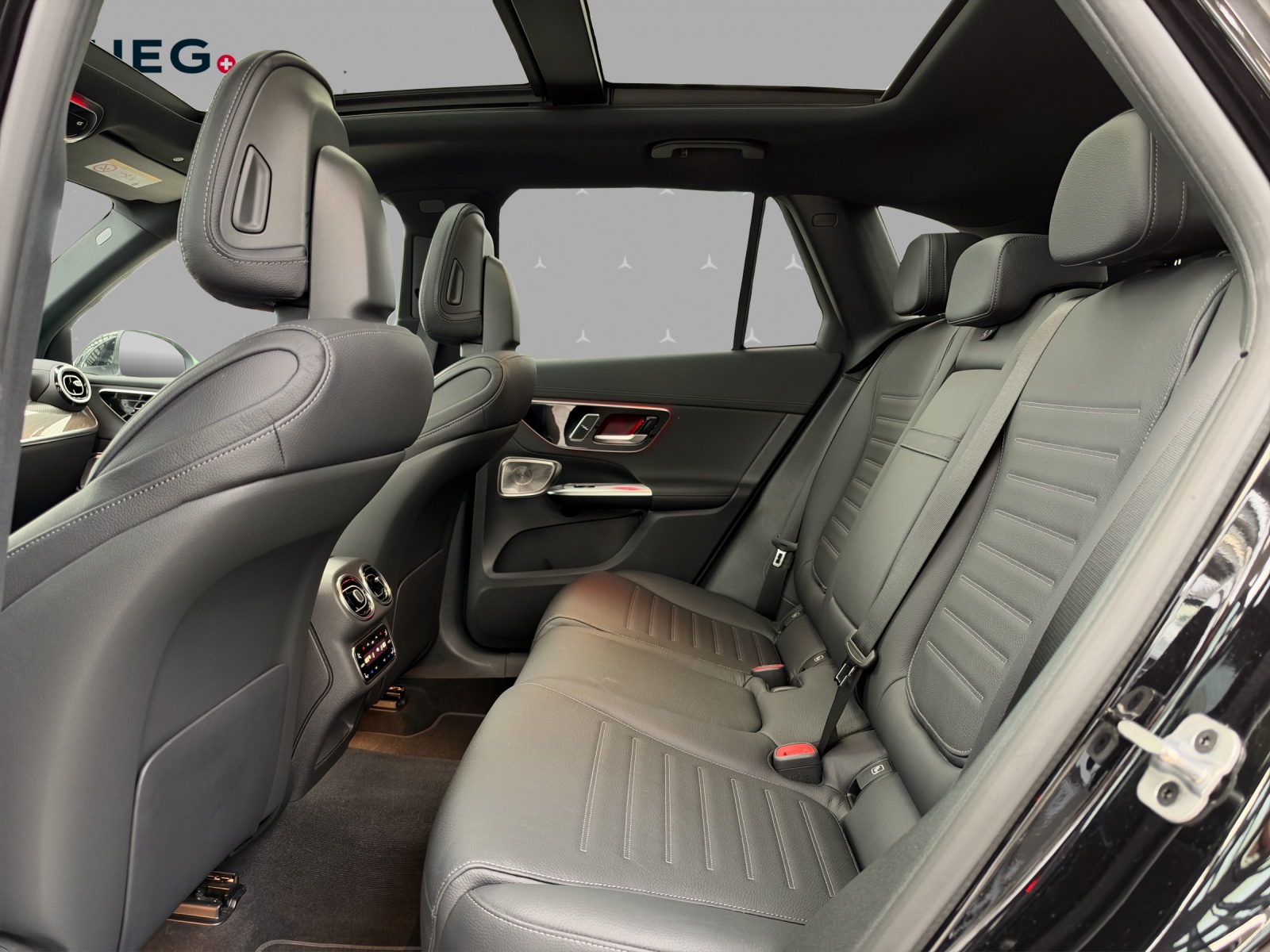 MERCEDES-BENZ GLC 300 d 4Matic AMG Line 9G-Tronic-image-13