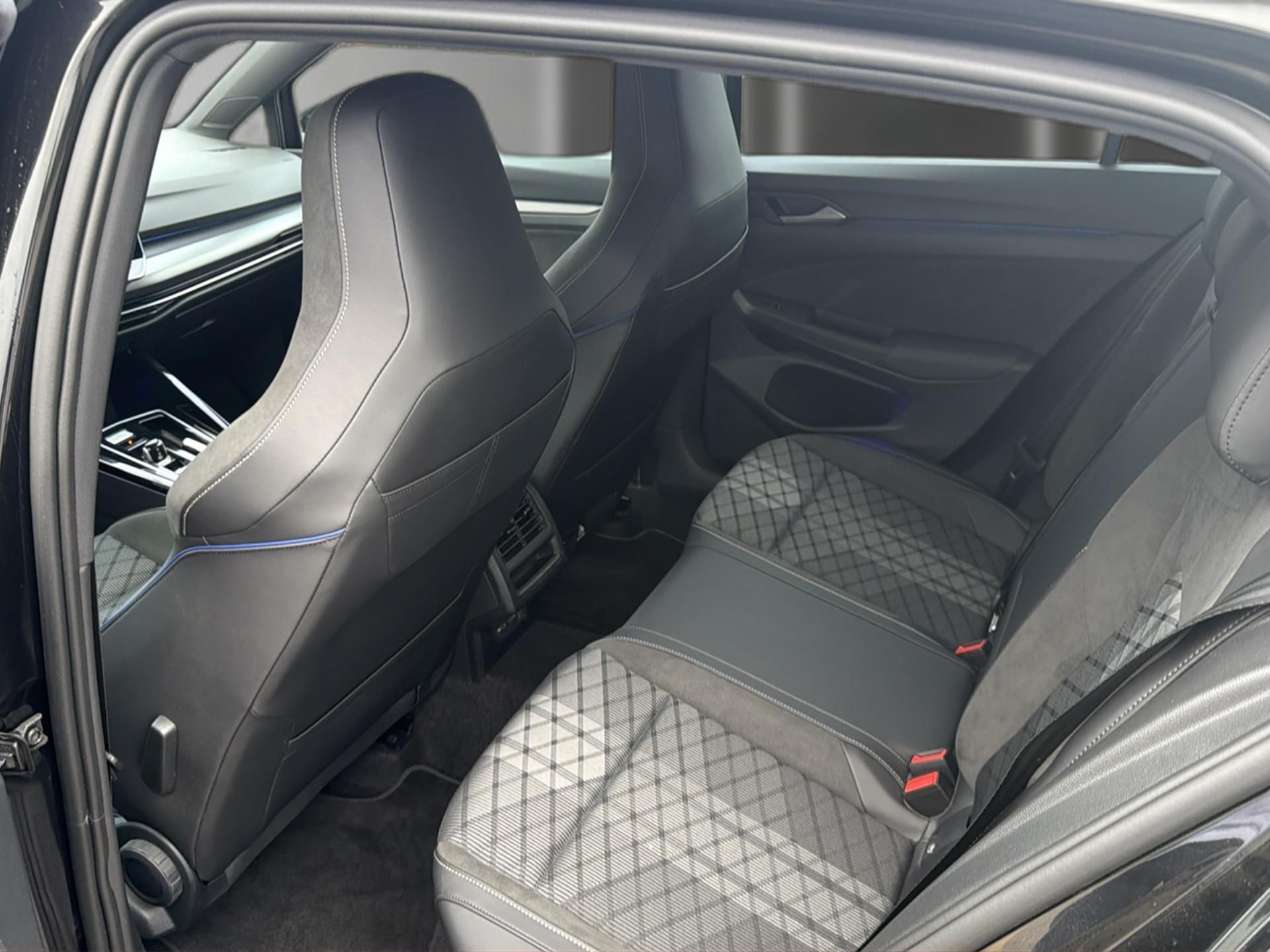 VW Golf VIII 1.5 eTSI Mild Hybrid-image-12