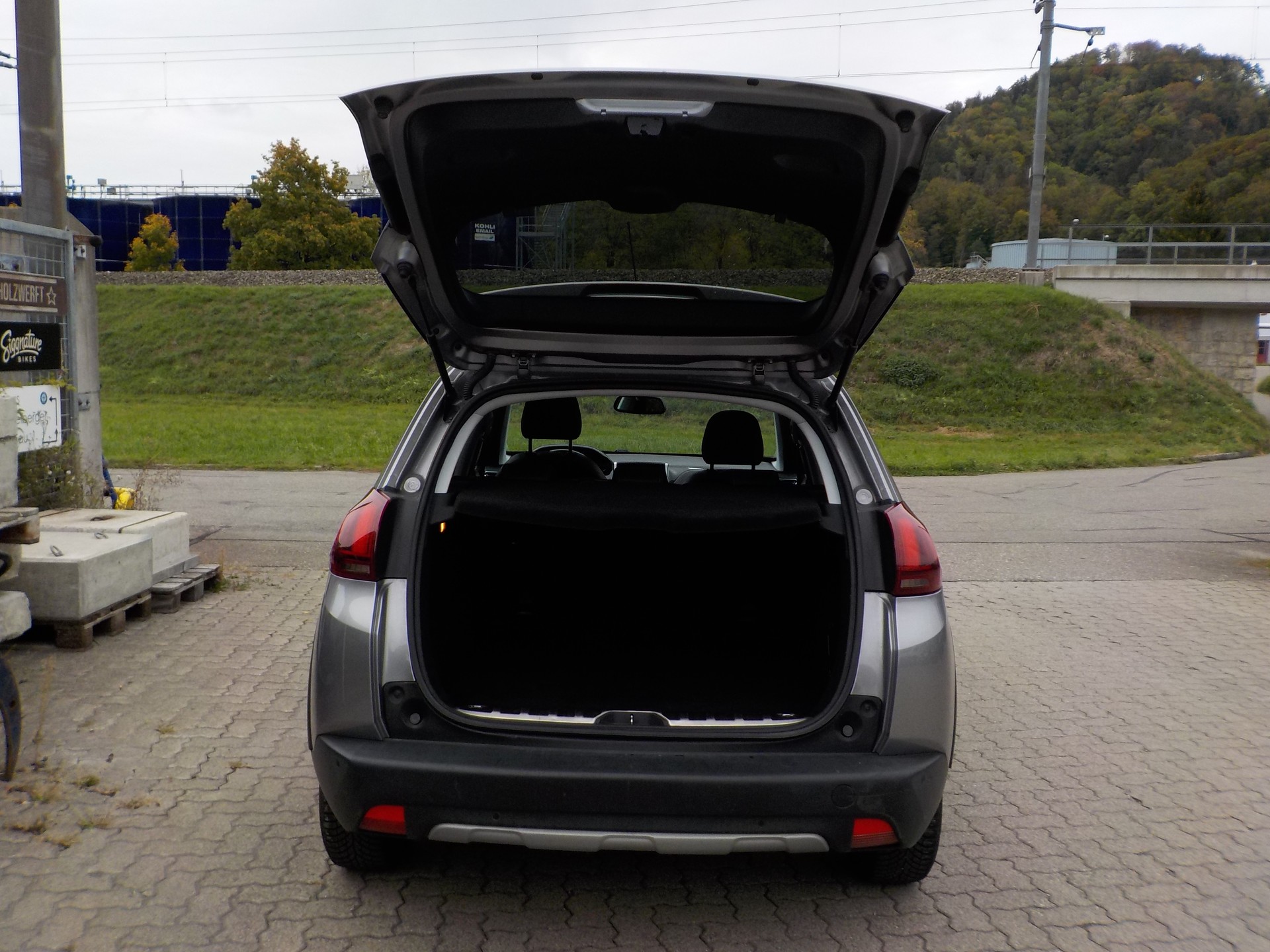 PEUGEOT 2008 1.2 PureTech Allure EAT6-image-4