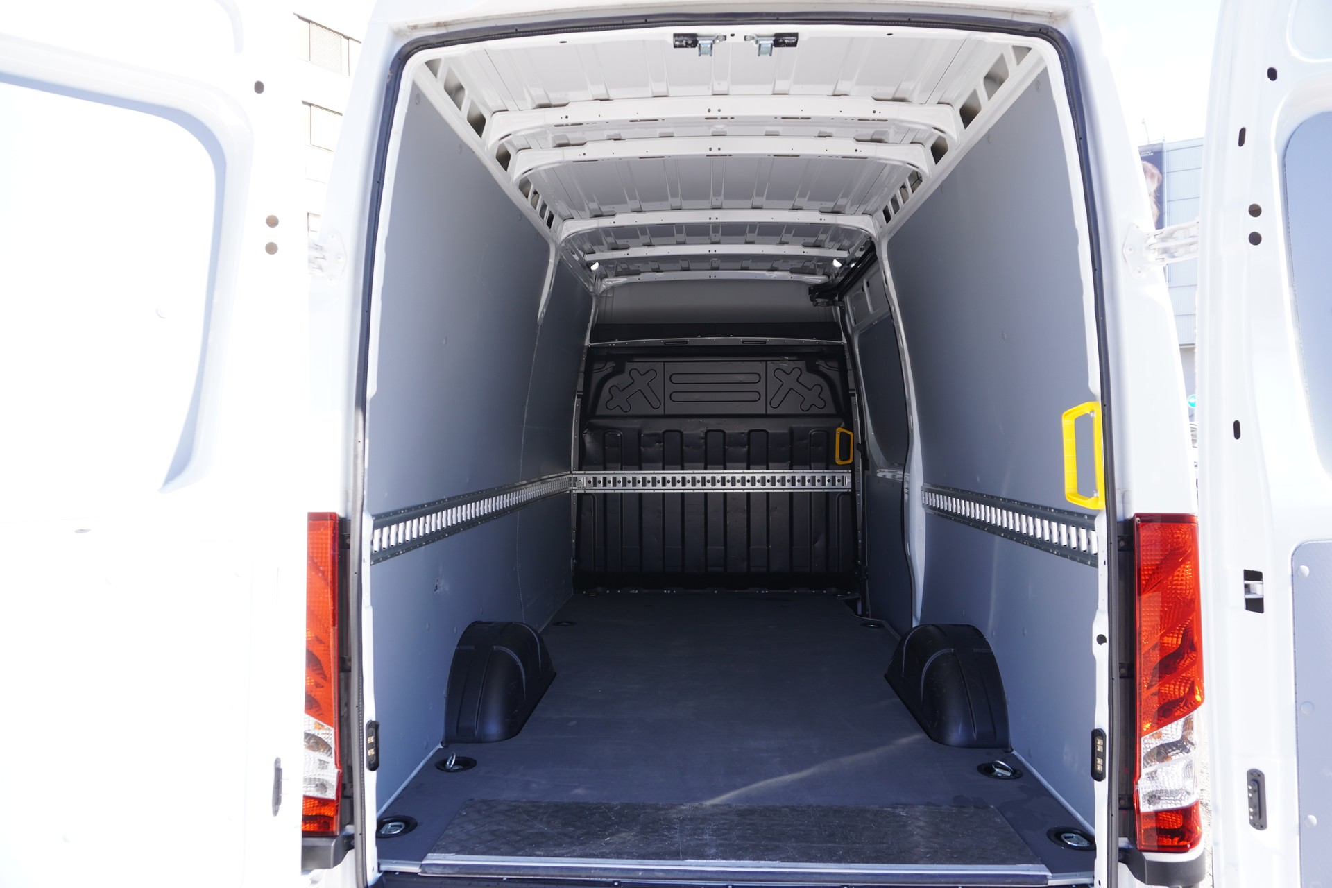 IVECO 35 S 16 A8 V H2 3520 HEBEBÜHNE!!!-image-9