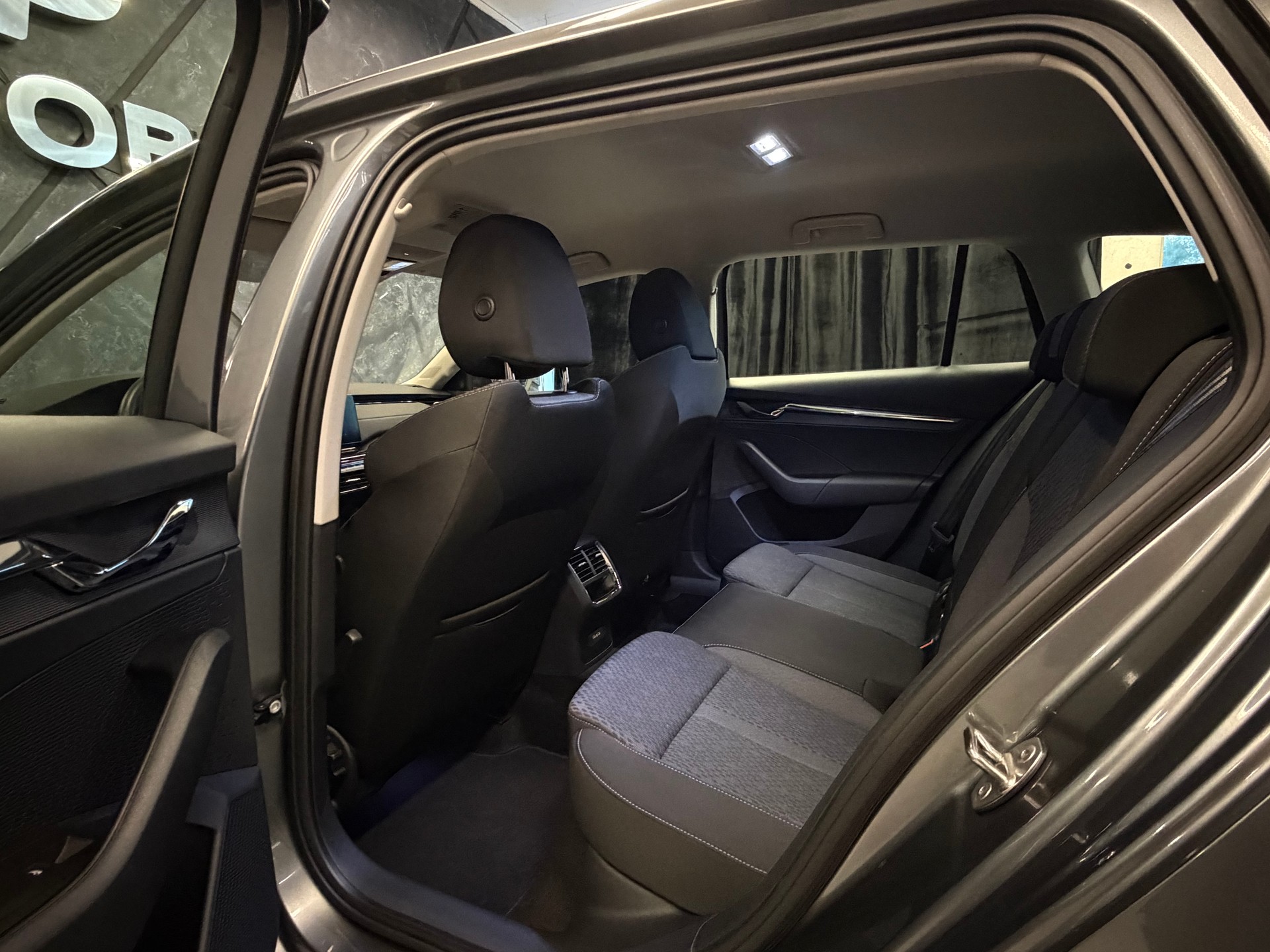 SKODA Octavia Combi 1.5 TSI mHEV DSG Style-image-10