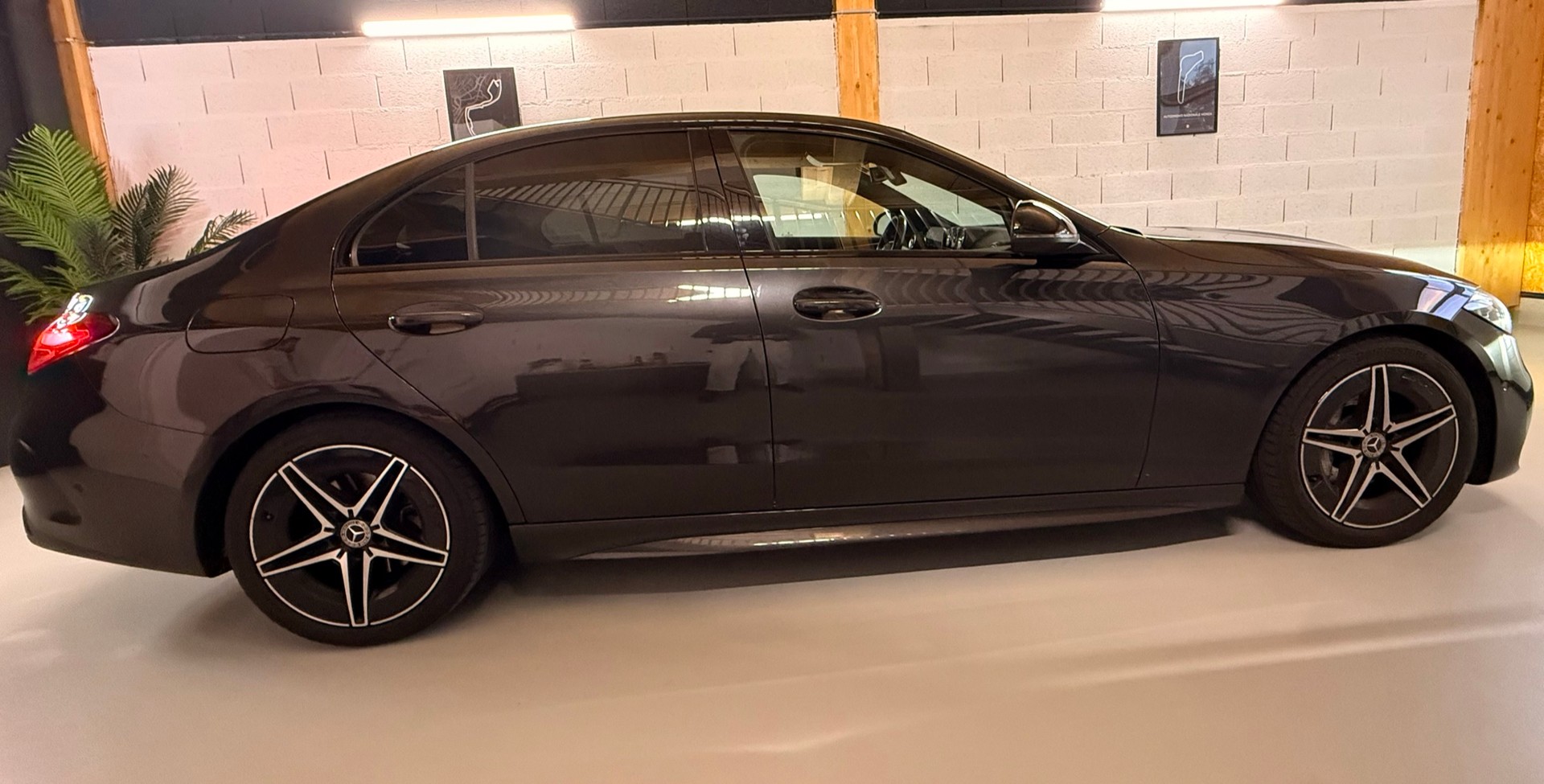MERCEDES-BENZ C220D-showroom-element-1