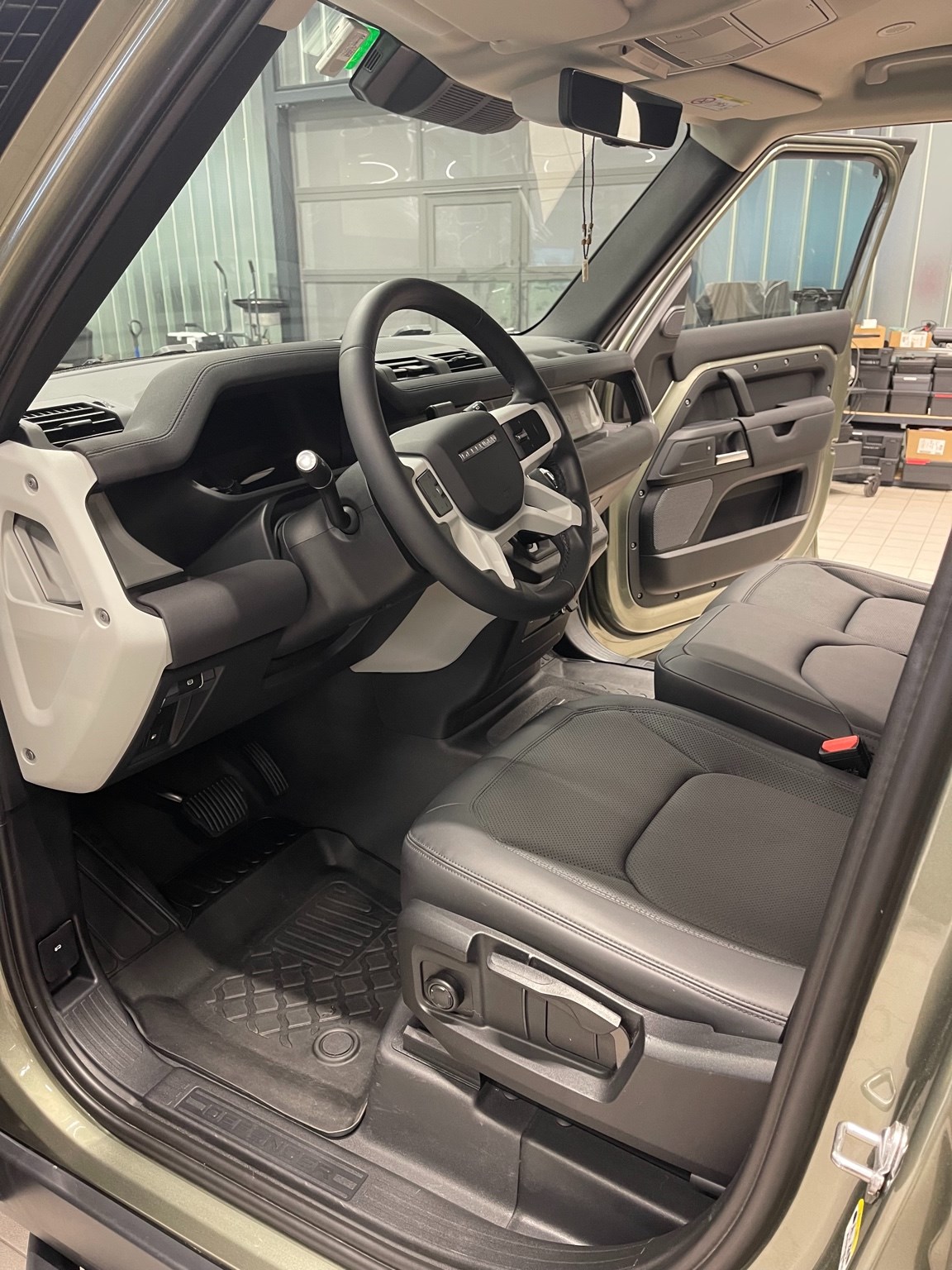 LAND ROVER Defender 110 P400e Si4 PHEV X-Dynamic SE AT8-image-10