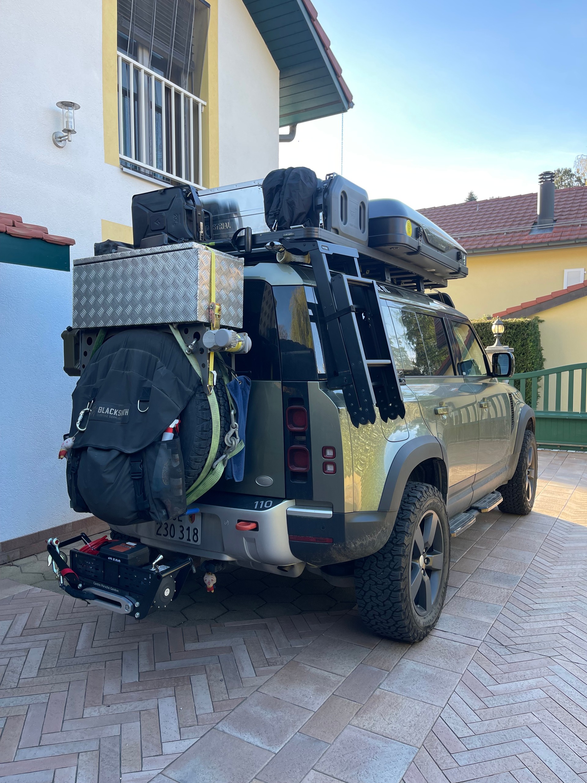 LAND ROVER Defender 110 P400e Si4 PHEV X-Dynamic SE AT8-image-1