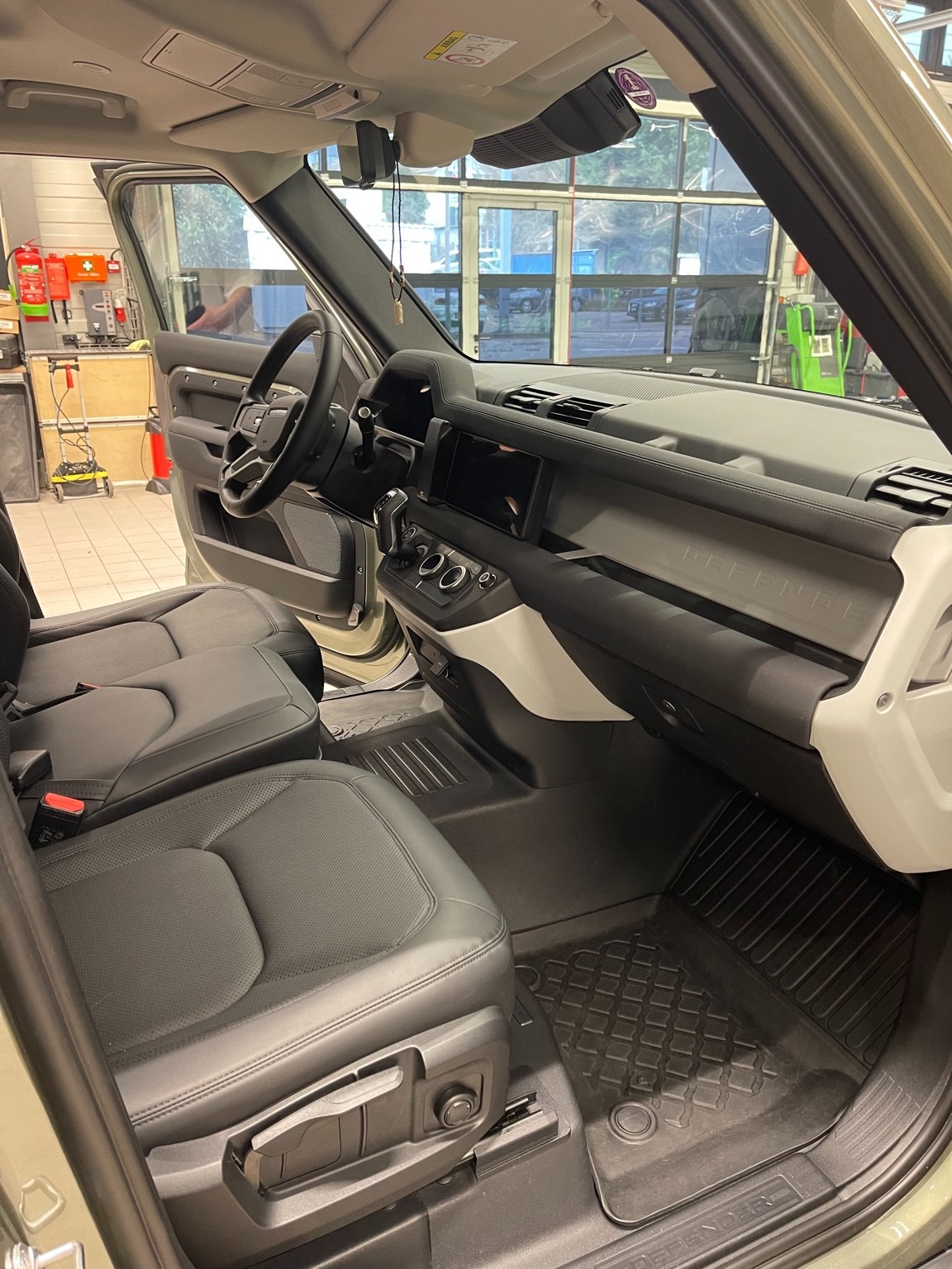 LAND ROVER Defender 110 P400e Si4 PHEV X-Dynamic SE AT8-image-9