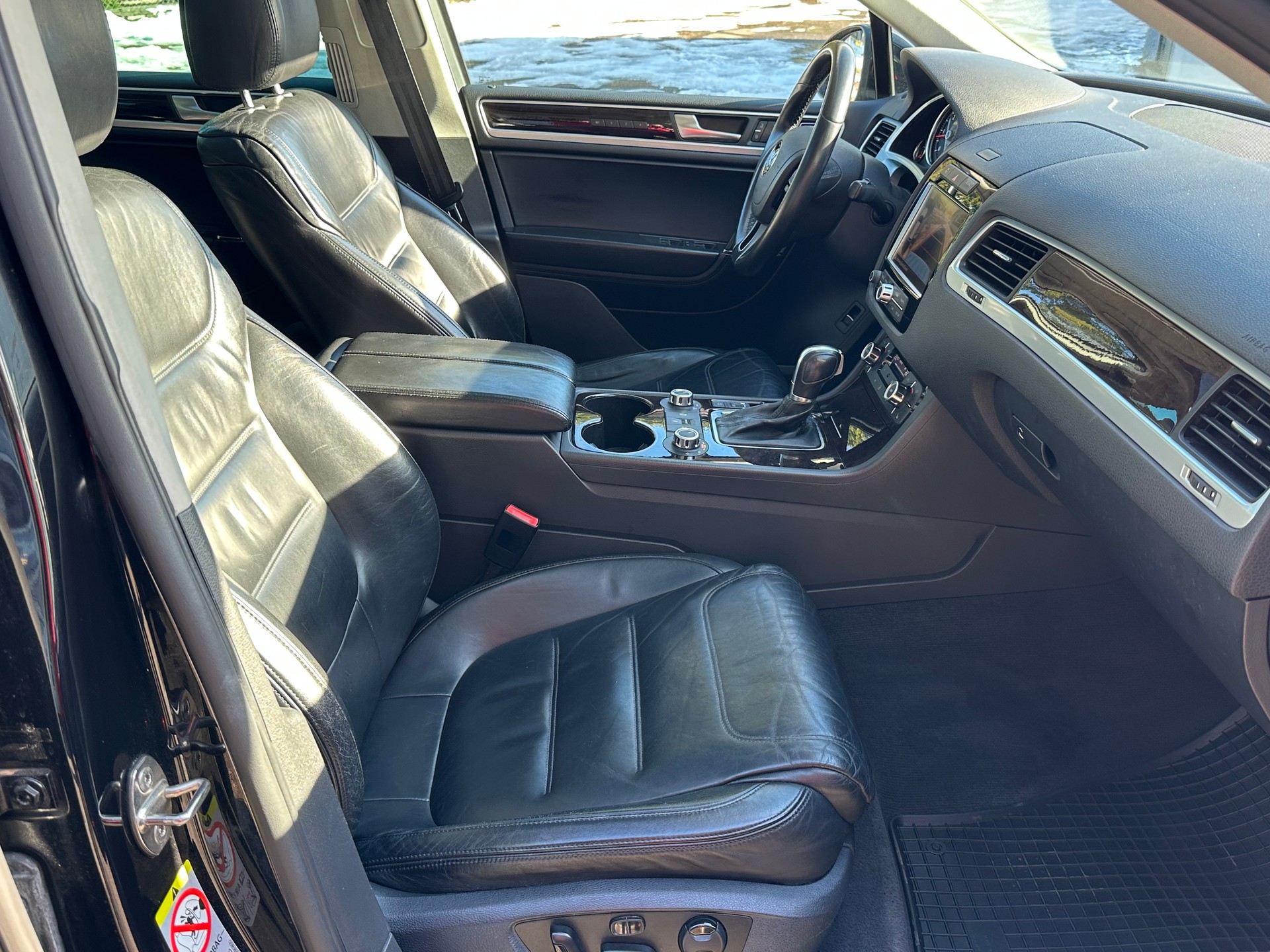 VW Touareg 4.2 V8 TDI Tiptronic-image-12