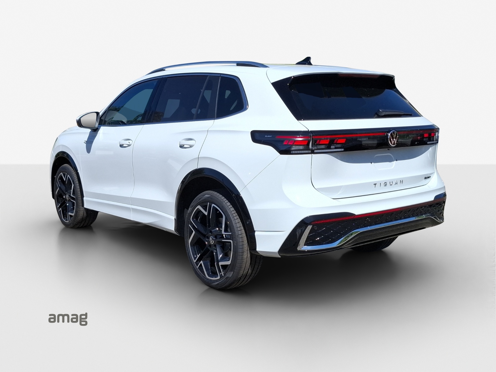 VW Tiguan 2.0 TSI DSG R-Line 4Motion-image-2