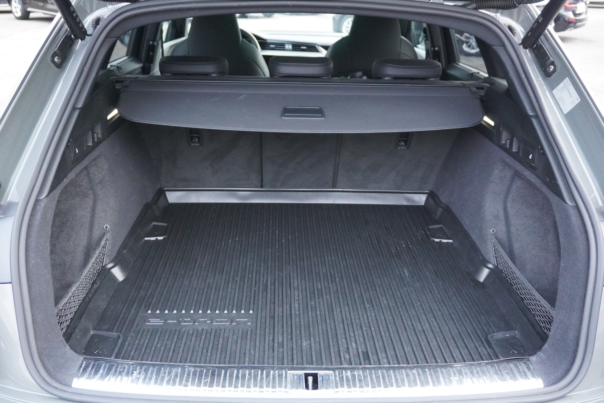 AUDI SQ8 e-tron quattro-image-10