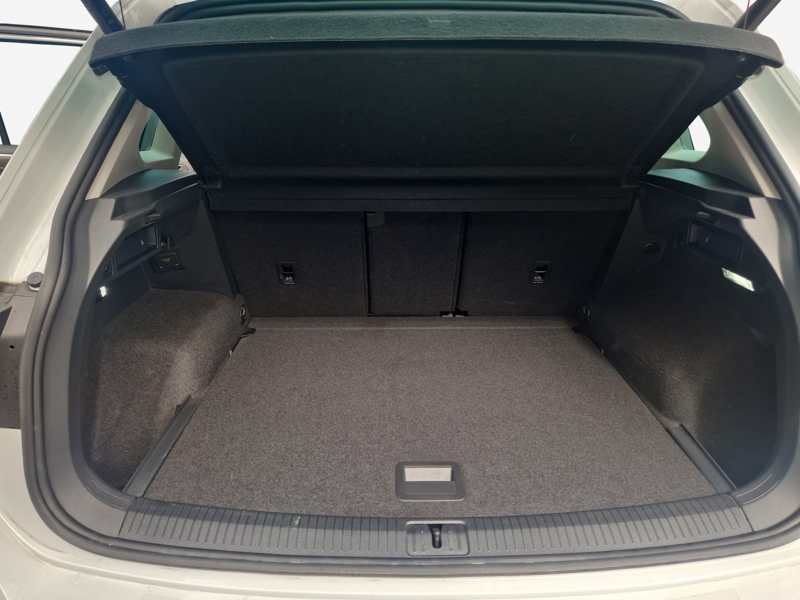 VW Tiguan 2.0 TDI SCR Elegance 4Motion DSG-image-12