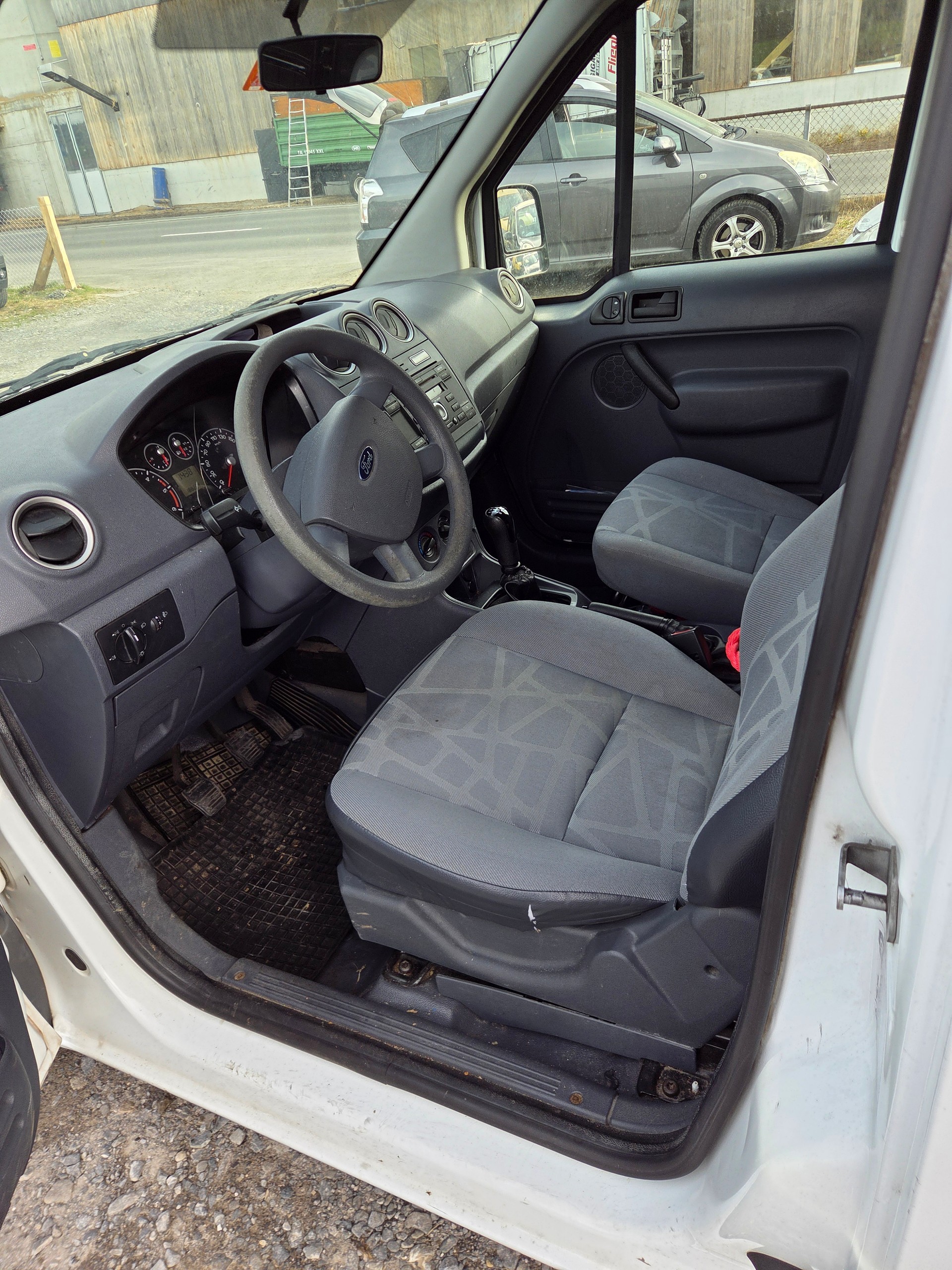 FORD Transit Connect Van T220 1.8 TDCi S Level 3-image-5
