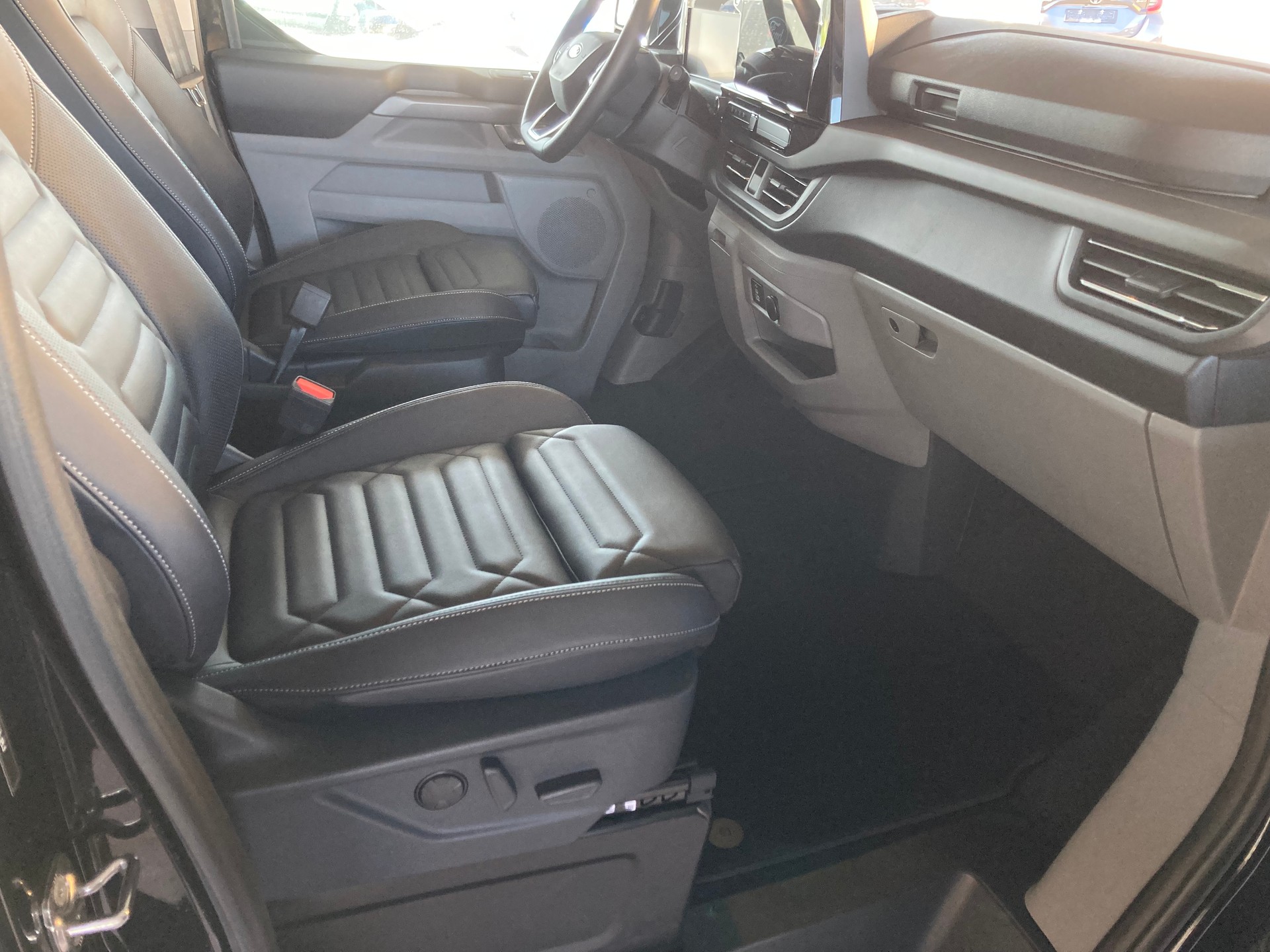 FORD Tourneo Bus 320 L2H1 TitaniumX Automat-image-14