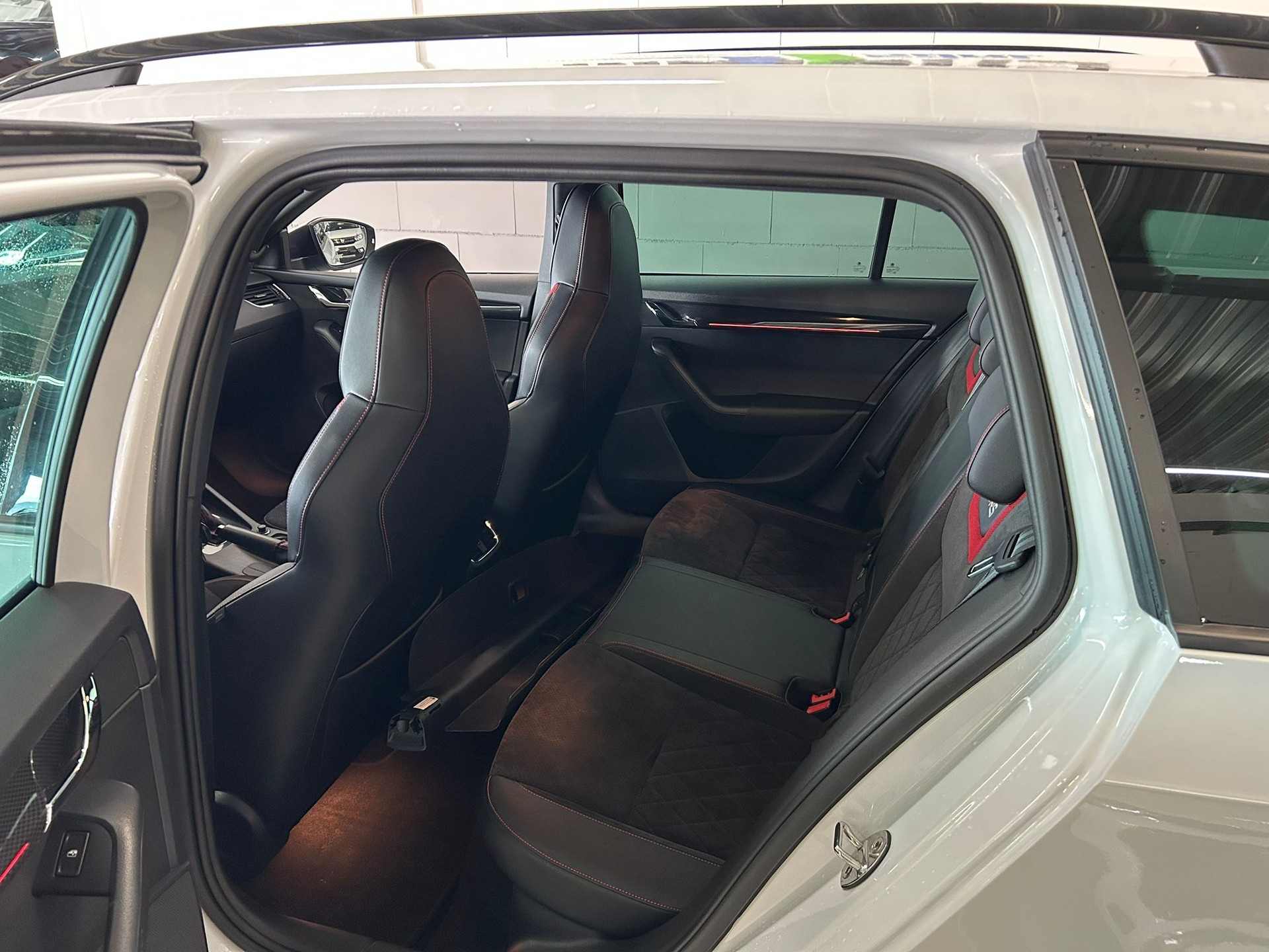 SKODA Octavia Combi 2.0 TSI RS Final Edition DSG-image-11