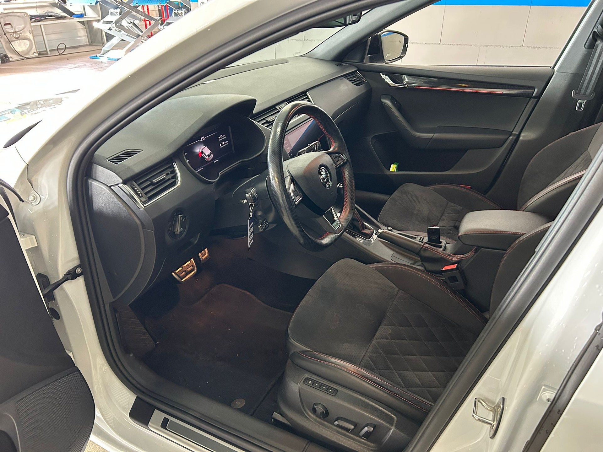 SKODA Octavia Combi 2.0 TSI RS Final Edition DSG-image-8