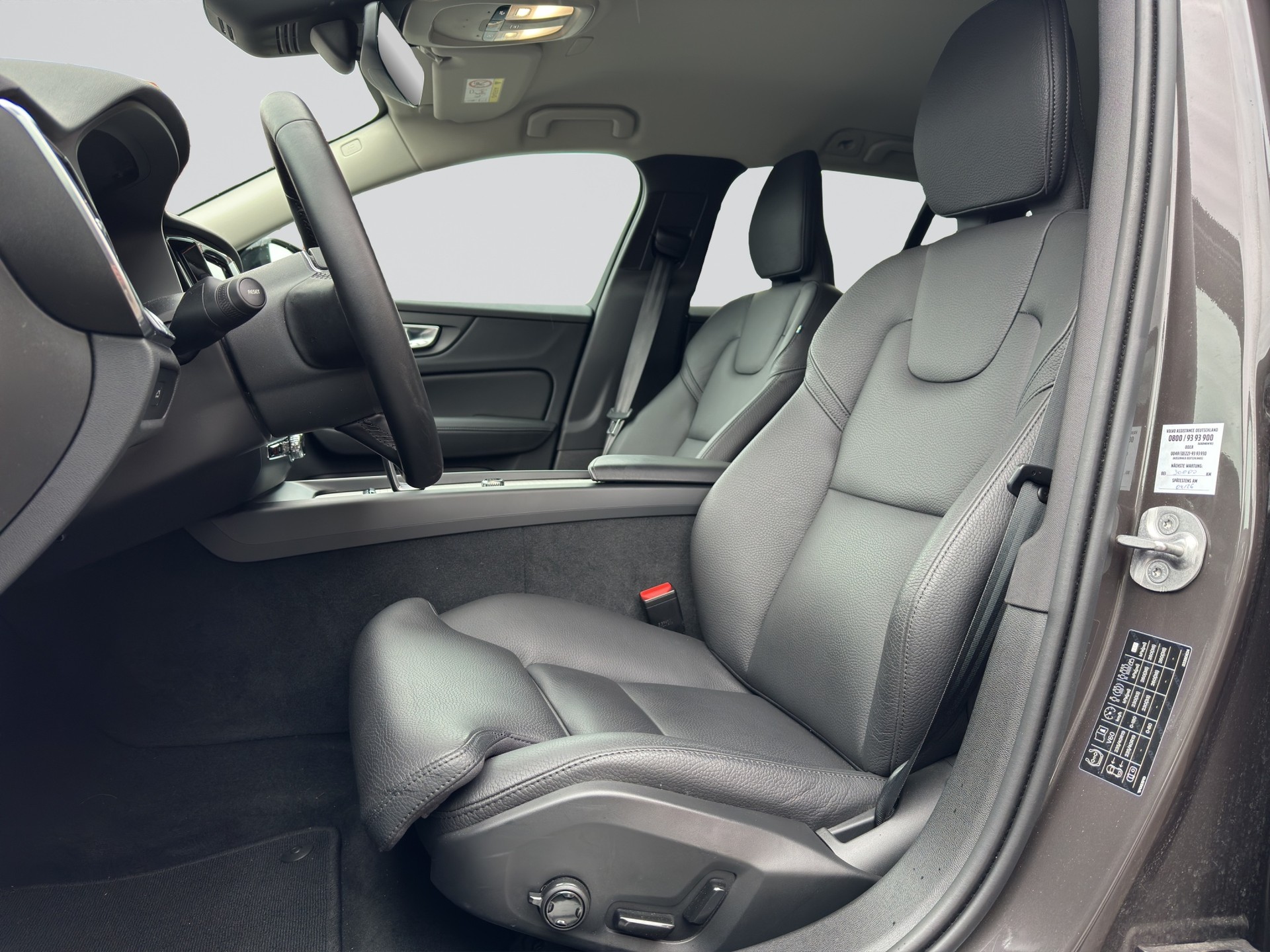 VOLVO V60 B4 Plus Dark DCT-image-5
