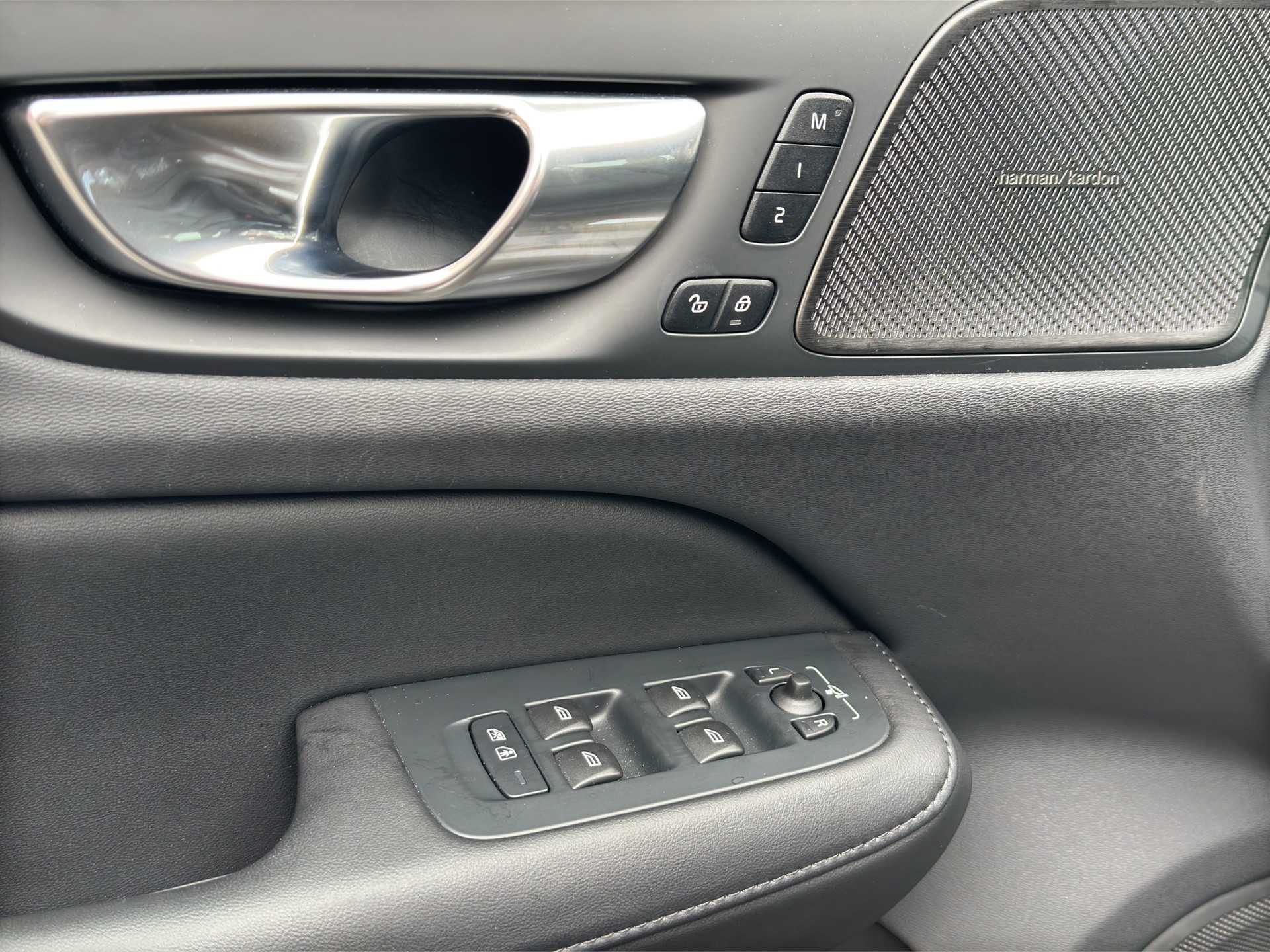 VOLVO V60 B4 Plus Dark DCT-image-8