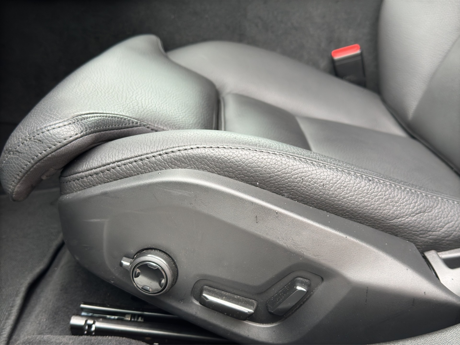 VOLVO V60 B4 Plus Dark DCT-image-9