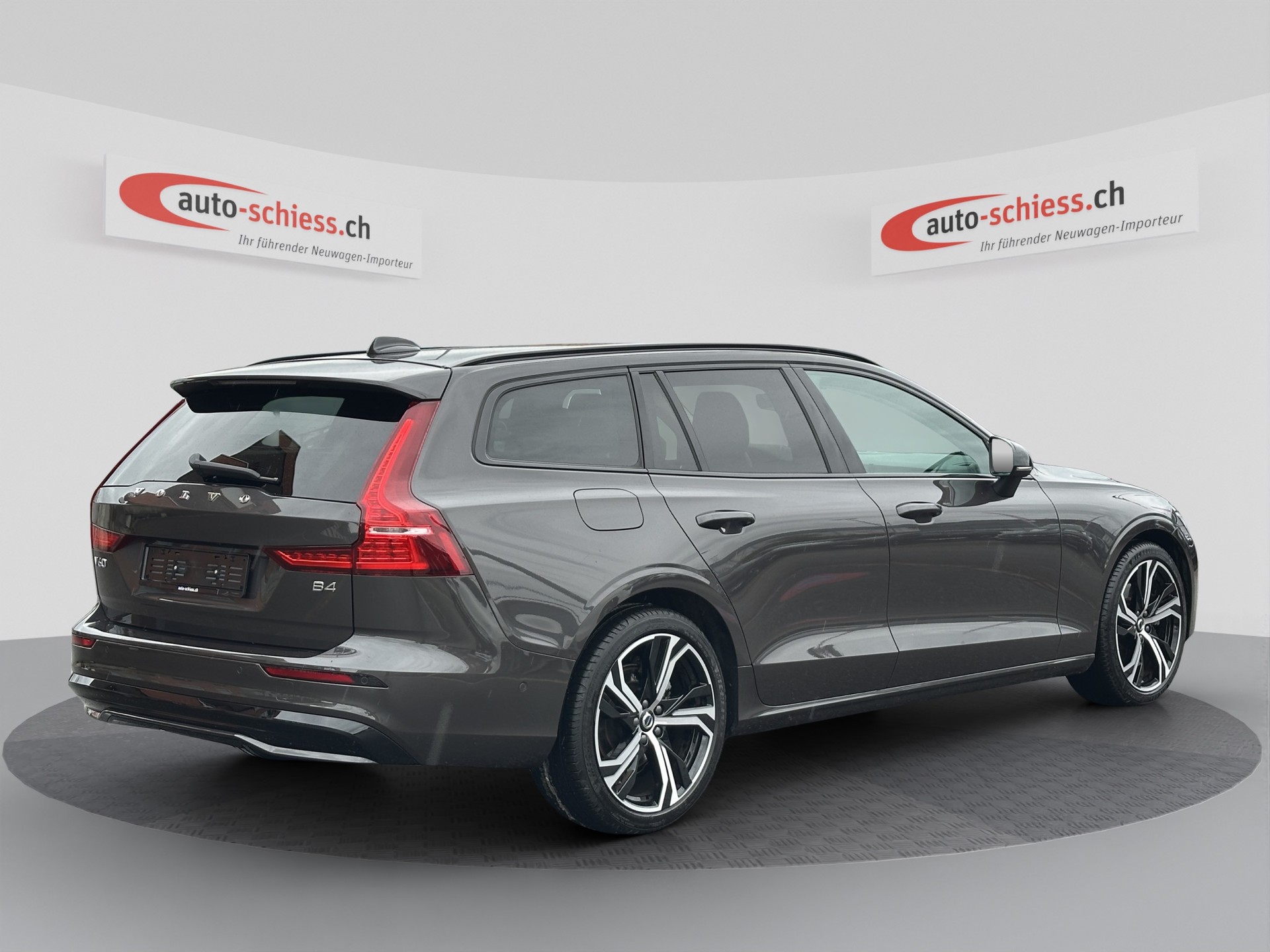VOLVO V60 B4 Plus Dark DCT-image-4
