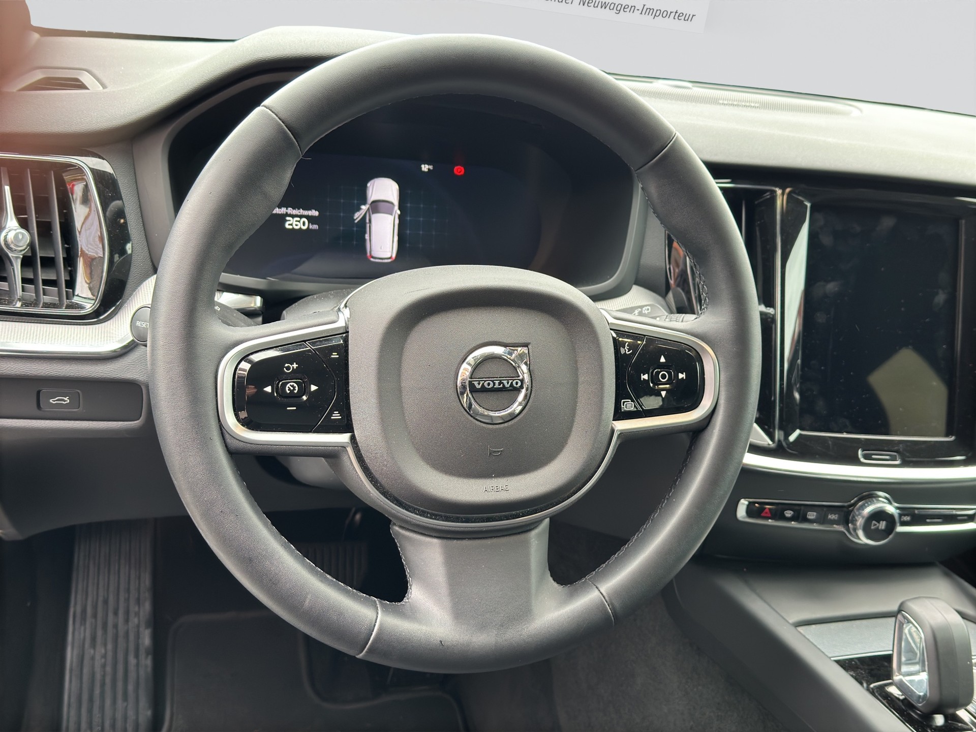 VOLVO V60 B4 Plus Dark DCT-image-10