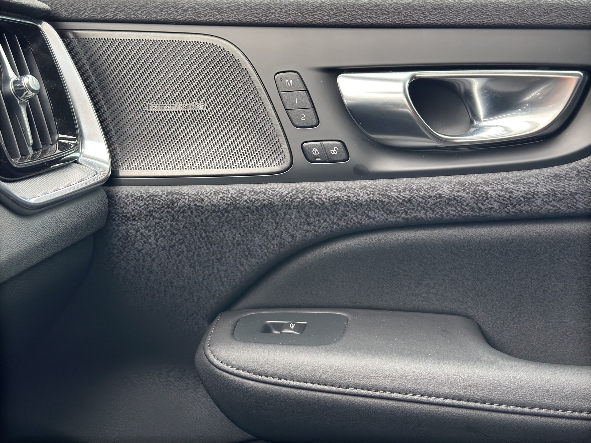 VOLVO V60 B4 Plus Dark DCT-image-15