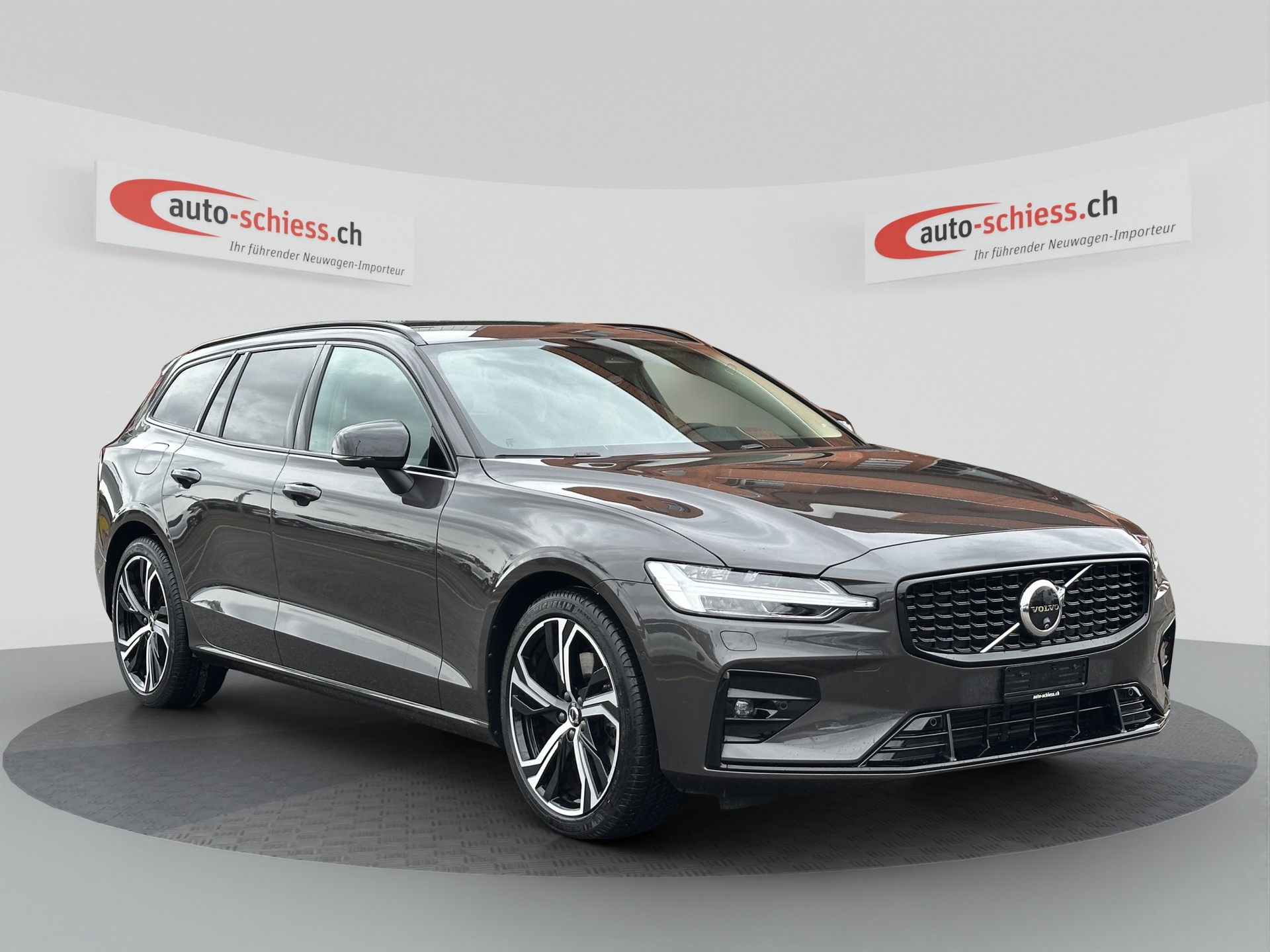 VOLVO V60 B4 Plus Dark DCT-image-0
