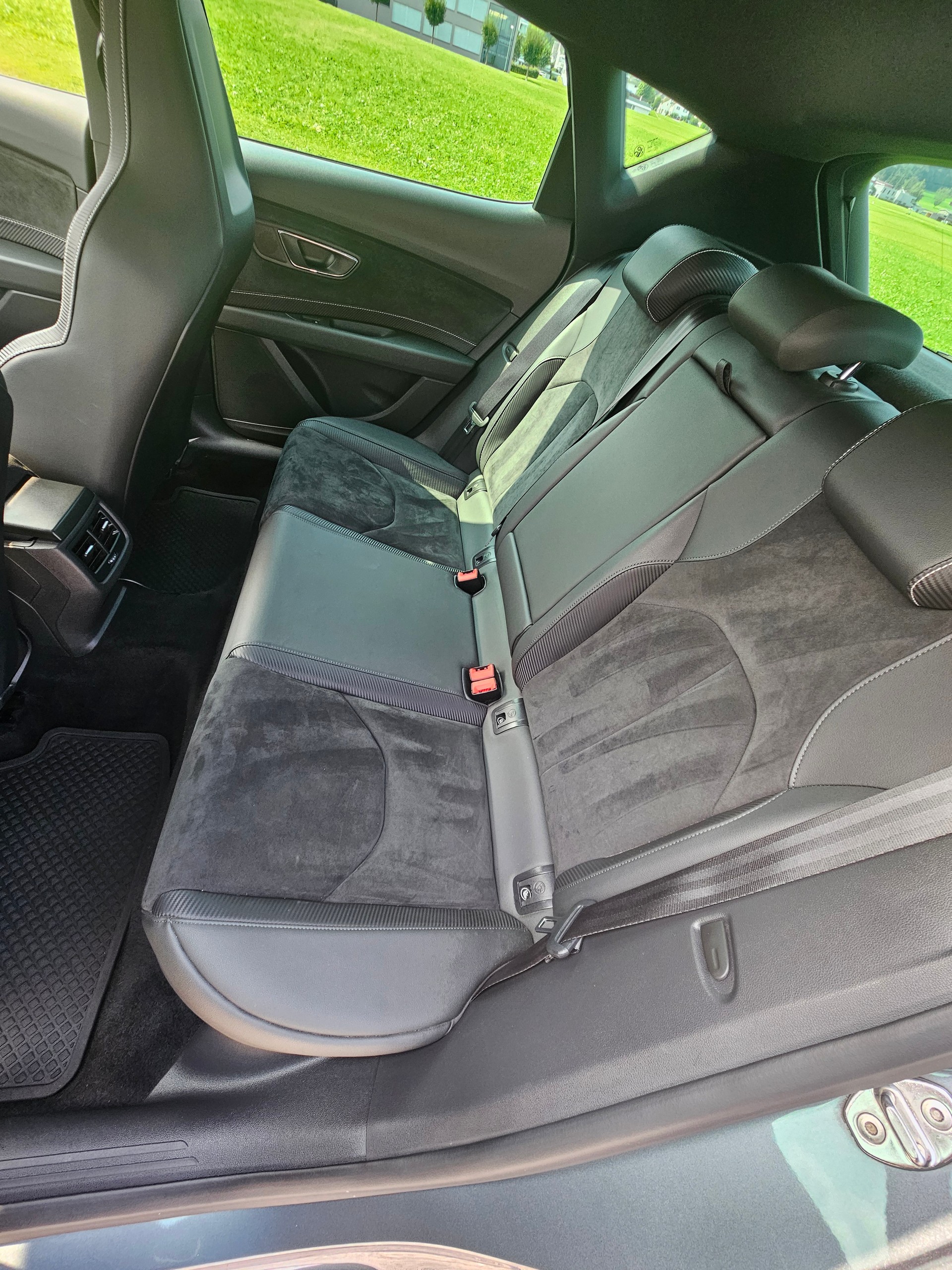 SEAT 2.0 TSI 300 Cupra-image-3
