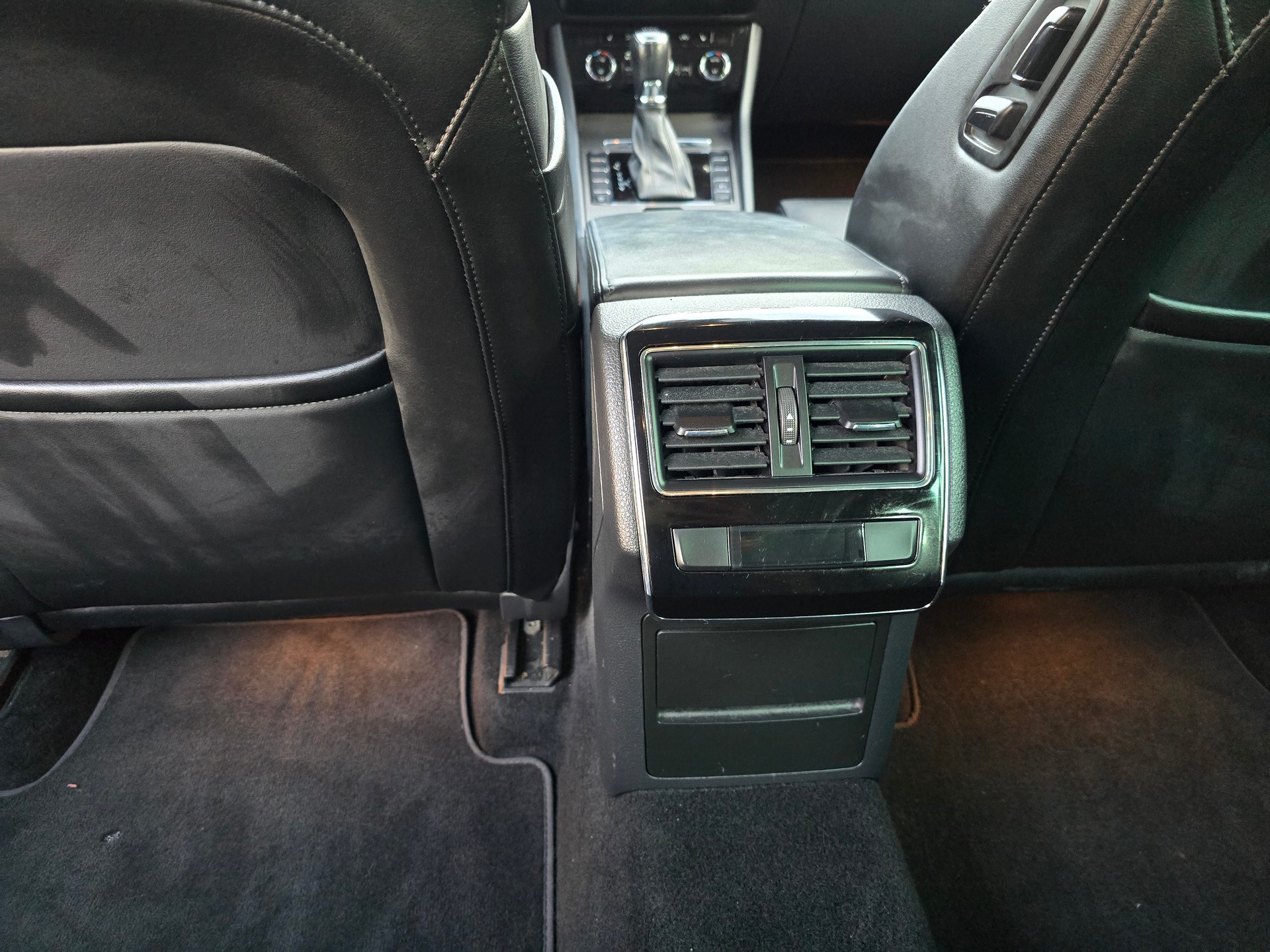 SKODA Superb Combi 2.0 TDi Style DSG-image-18