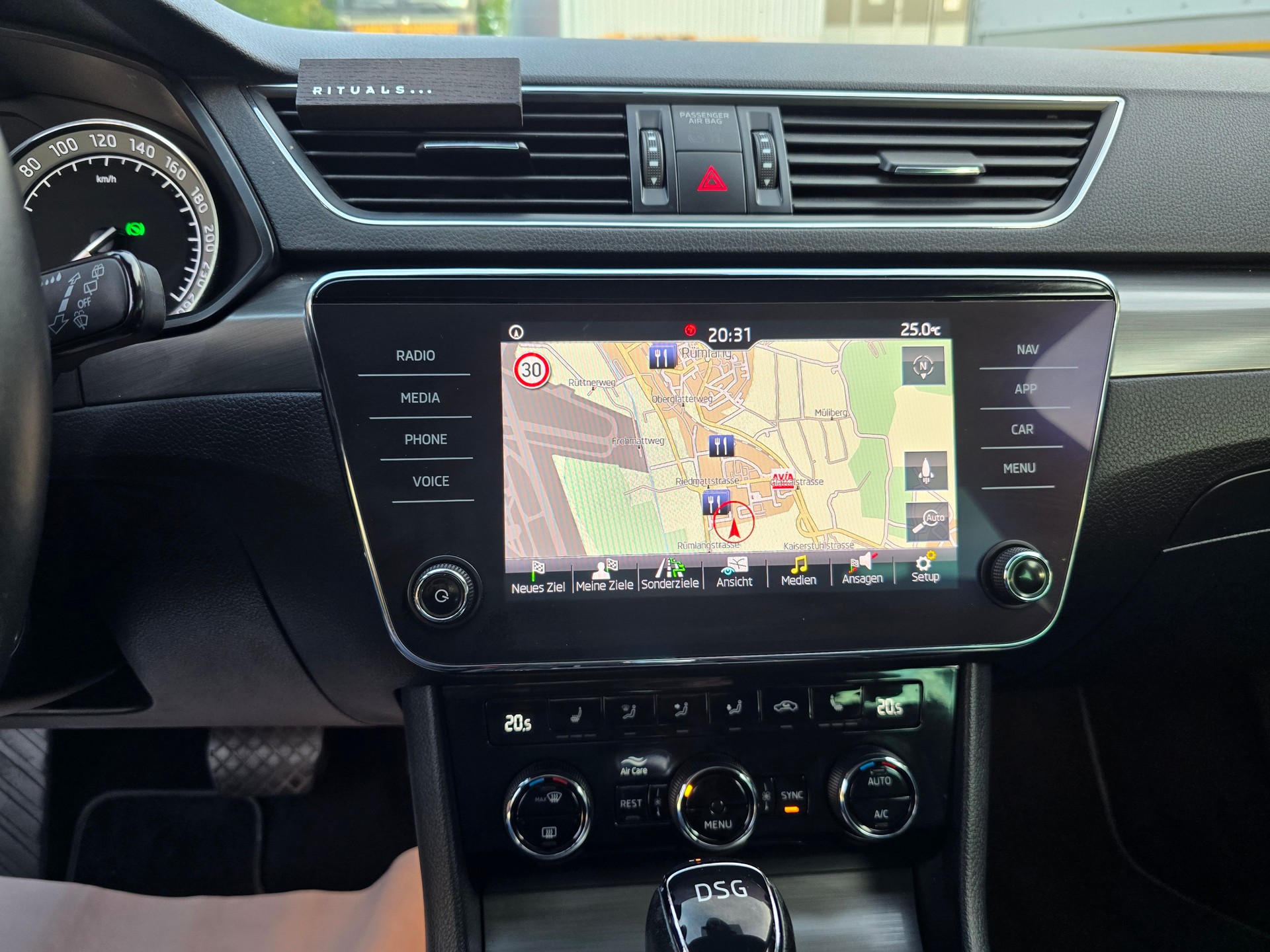 SKODA Superb Combi 2.0 TDi Style DSG-image-24