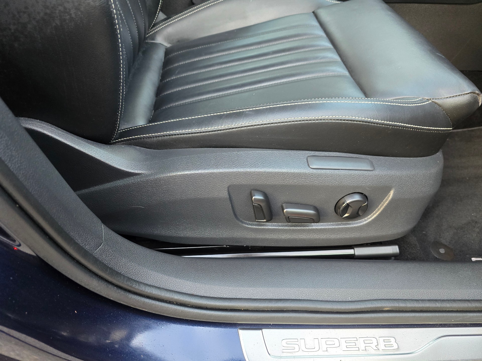 SKODA Superb Combi 2.0 TDi Style DSG-image-11