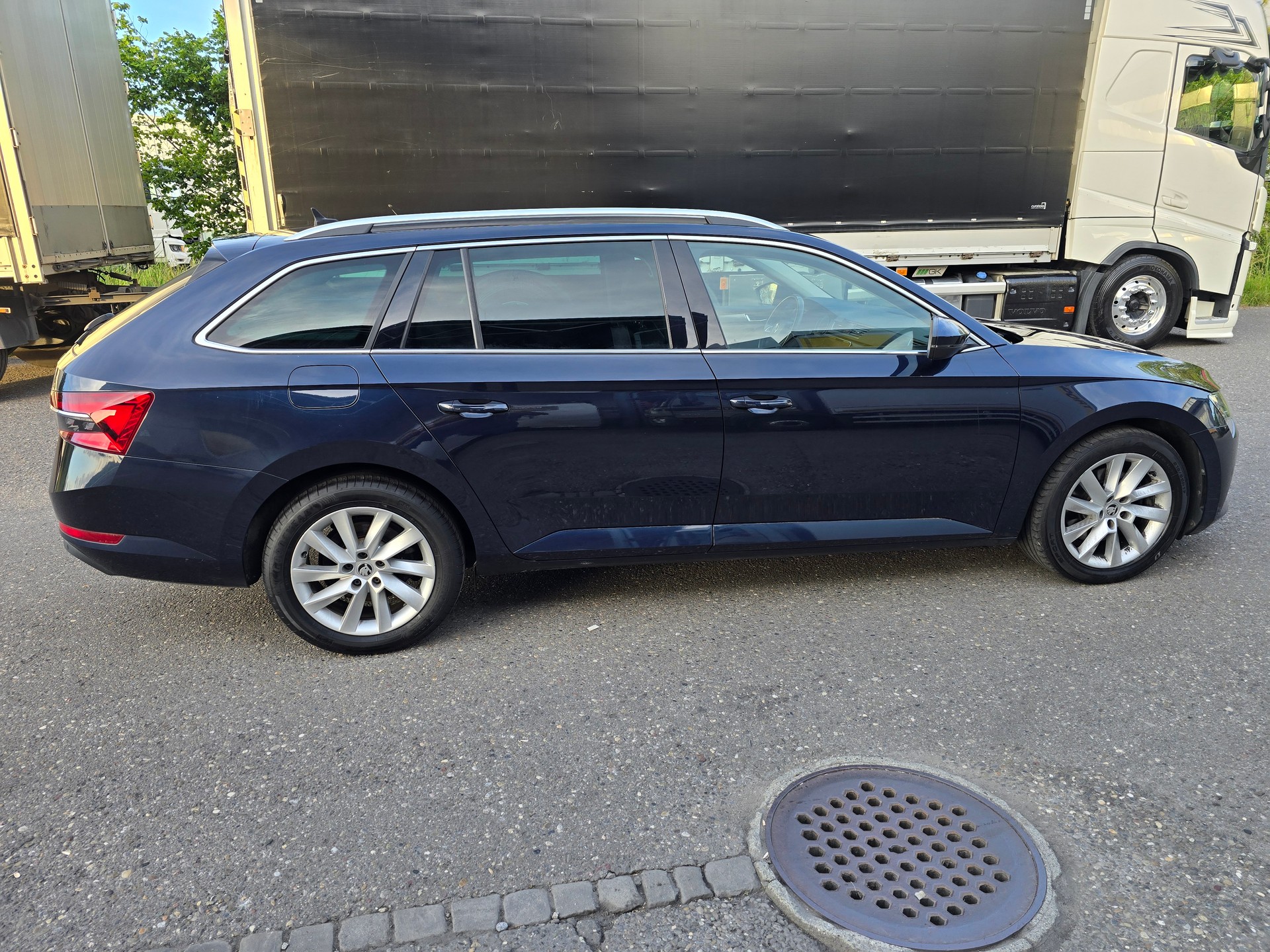 SKODA Superb Combi 2.0 TDi Style DSG-image-9