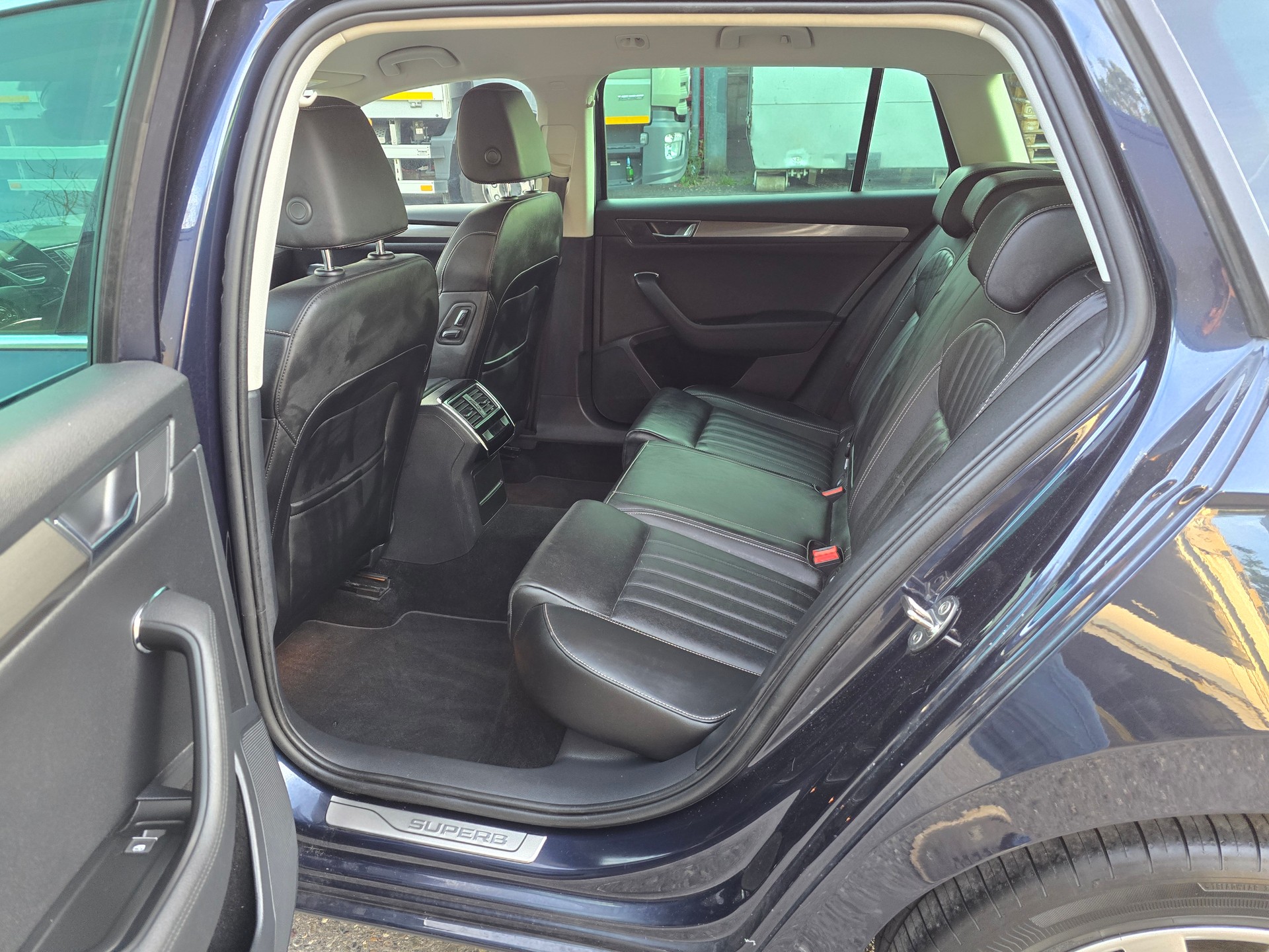 SKODA Superb Combi 2.0 TDi Style DSG-image-17