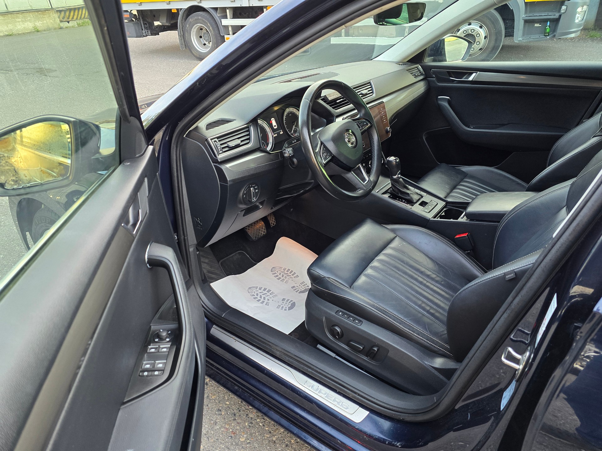 SKODA Superb Combi 2.0 TDi Style DSG-image-14