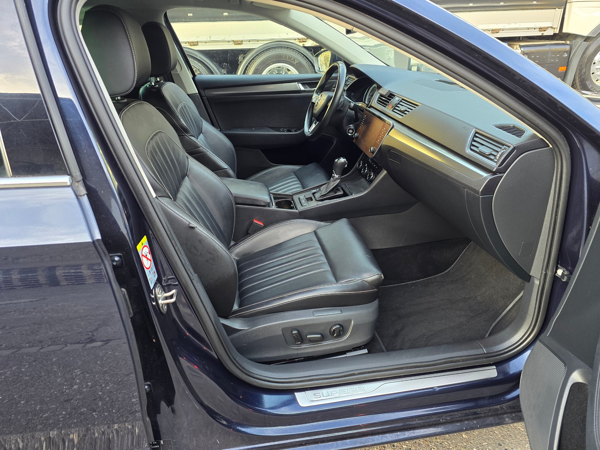 SKODA Superb Combi 2.0 TDi Style DSG-image-10