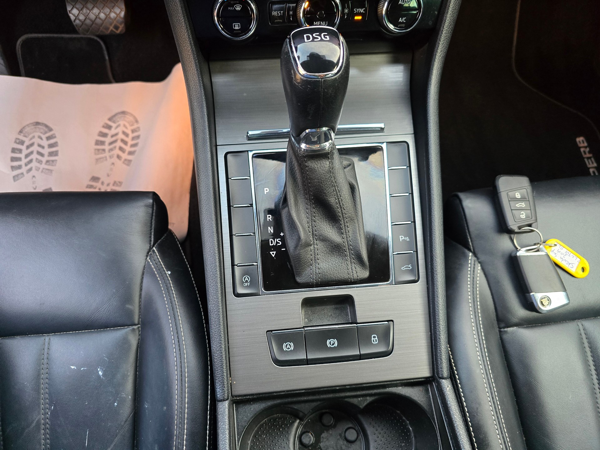SKODA Superb Combi 2.0 TDi Style DSG-image-22